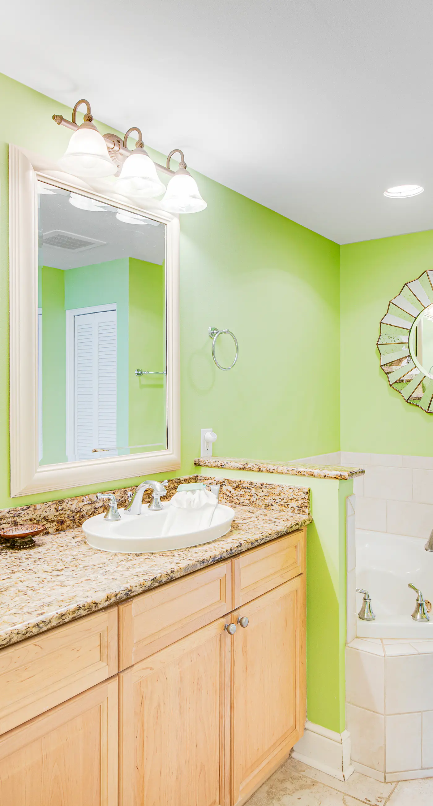 Cute 3BR Oceanfront 2nd-Floor | Balcony | Pool
