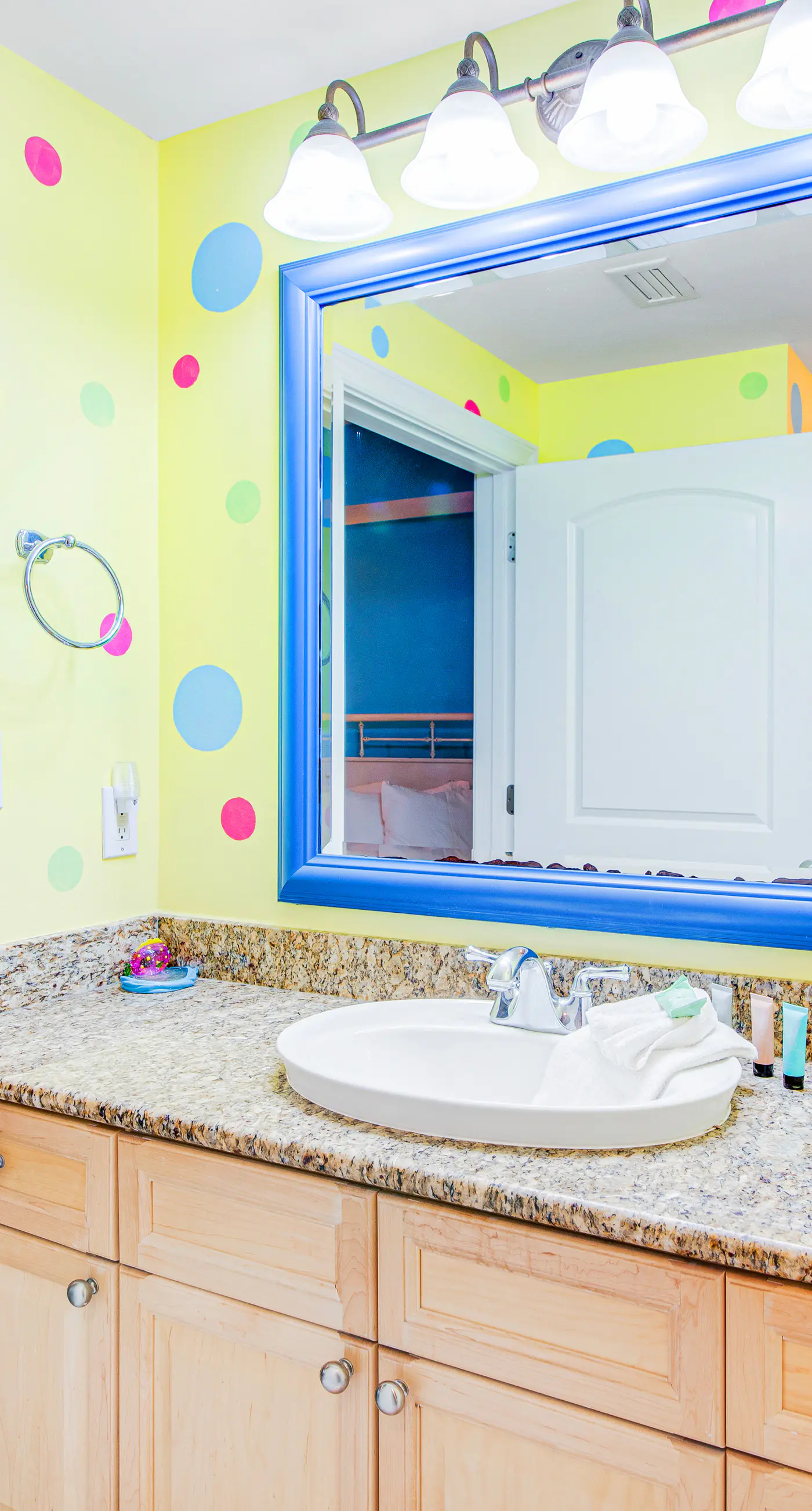 Cute 3BR Oceanfront 2nd-Floor | Balcony | Pool