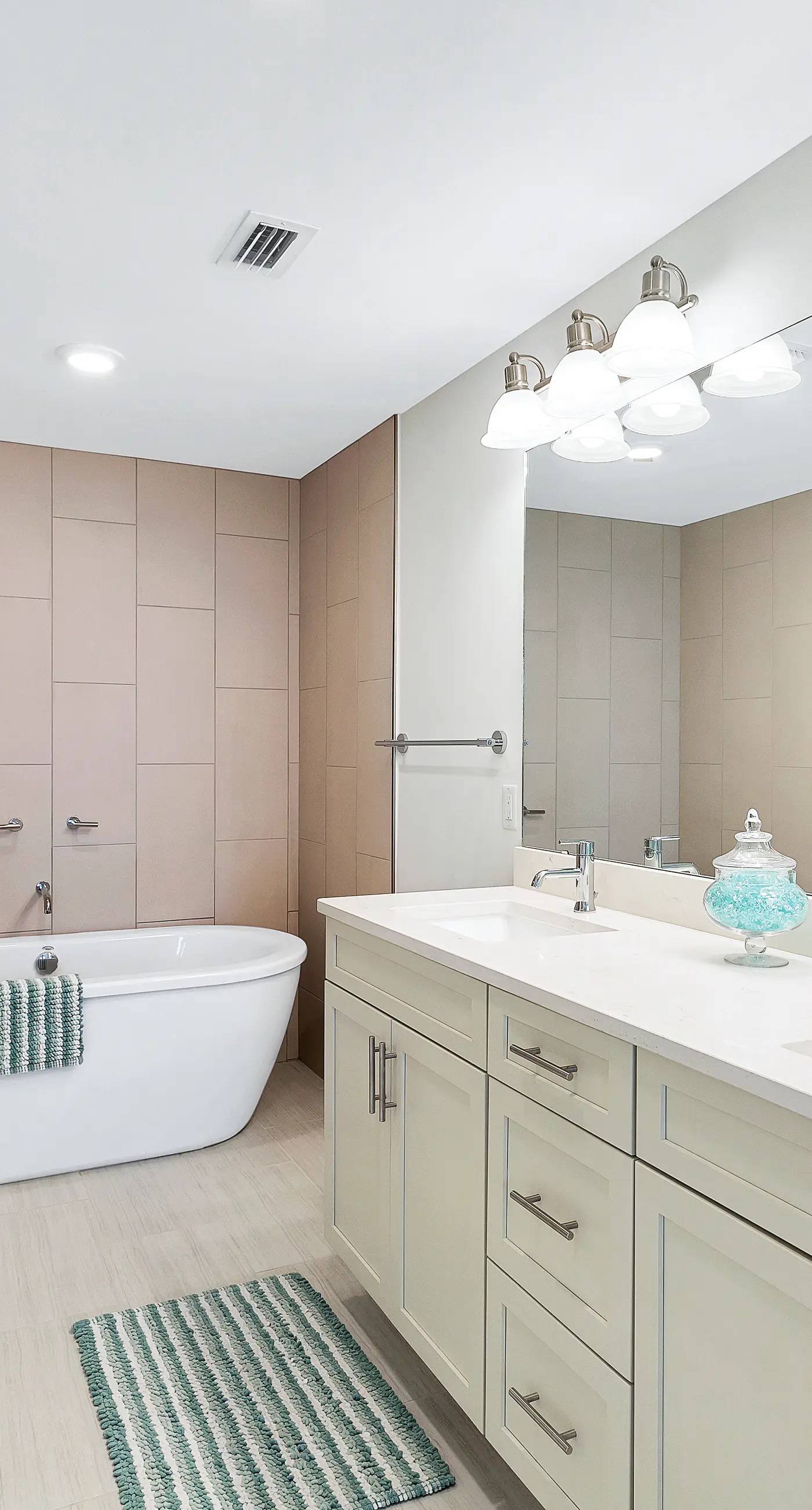 Third-floor, Gulf-view condo with pool and hot tub access, central AC, & W&D