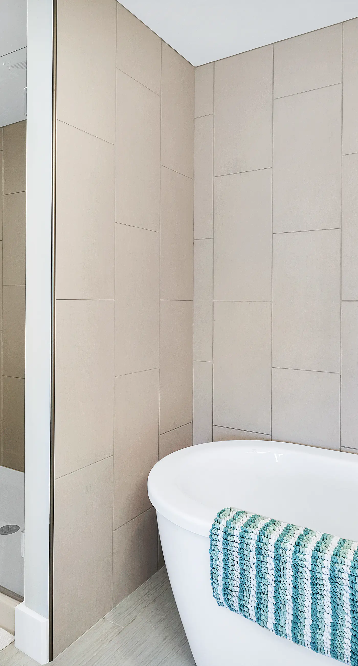 Third-floor, Gulf-view condo with pool and hot tub access, central AC, & W&D