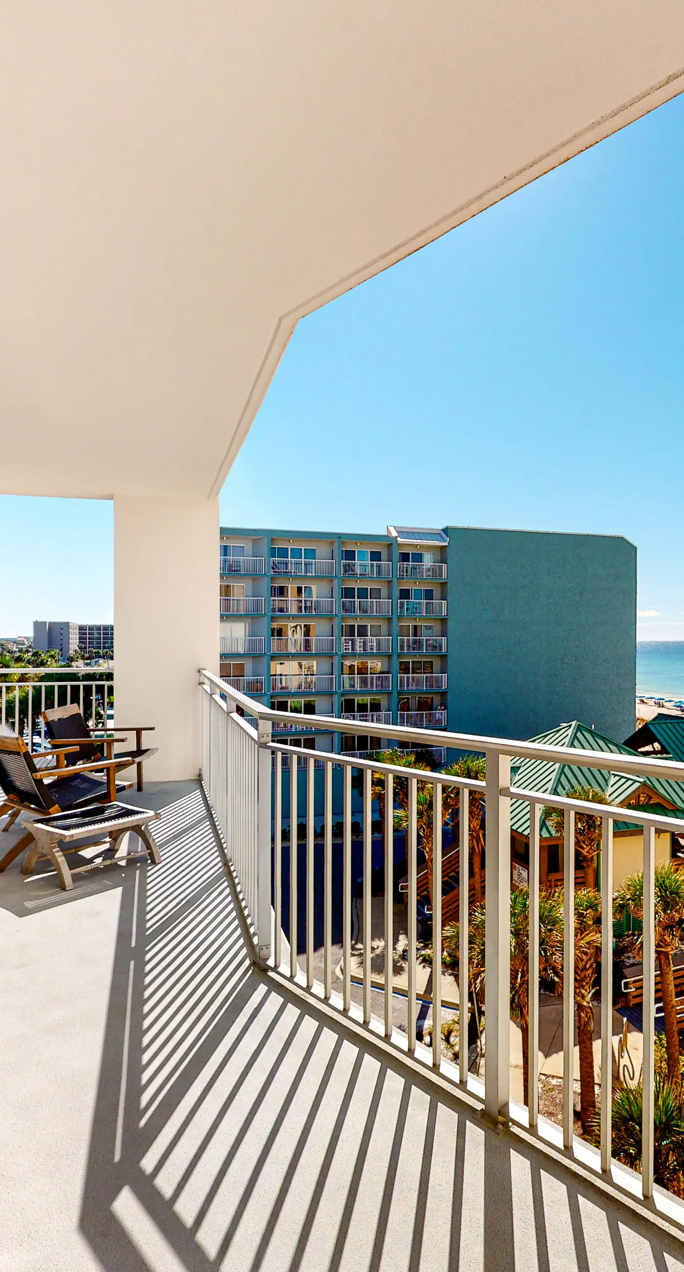 Blu 400 - Spacious, gulf-front condo with resort amenities -  near restaurants