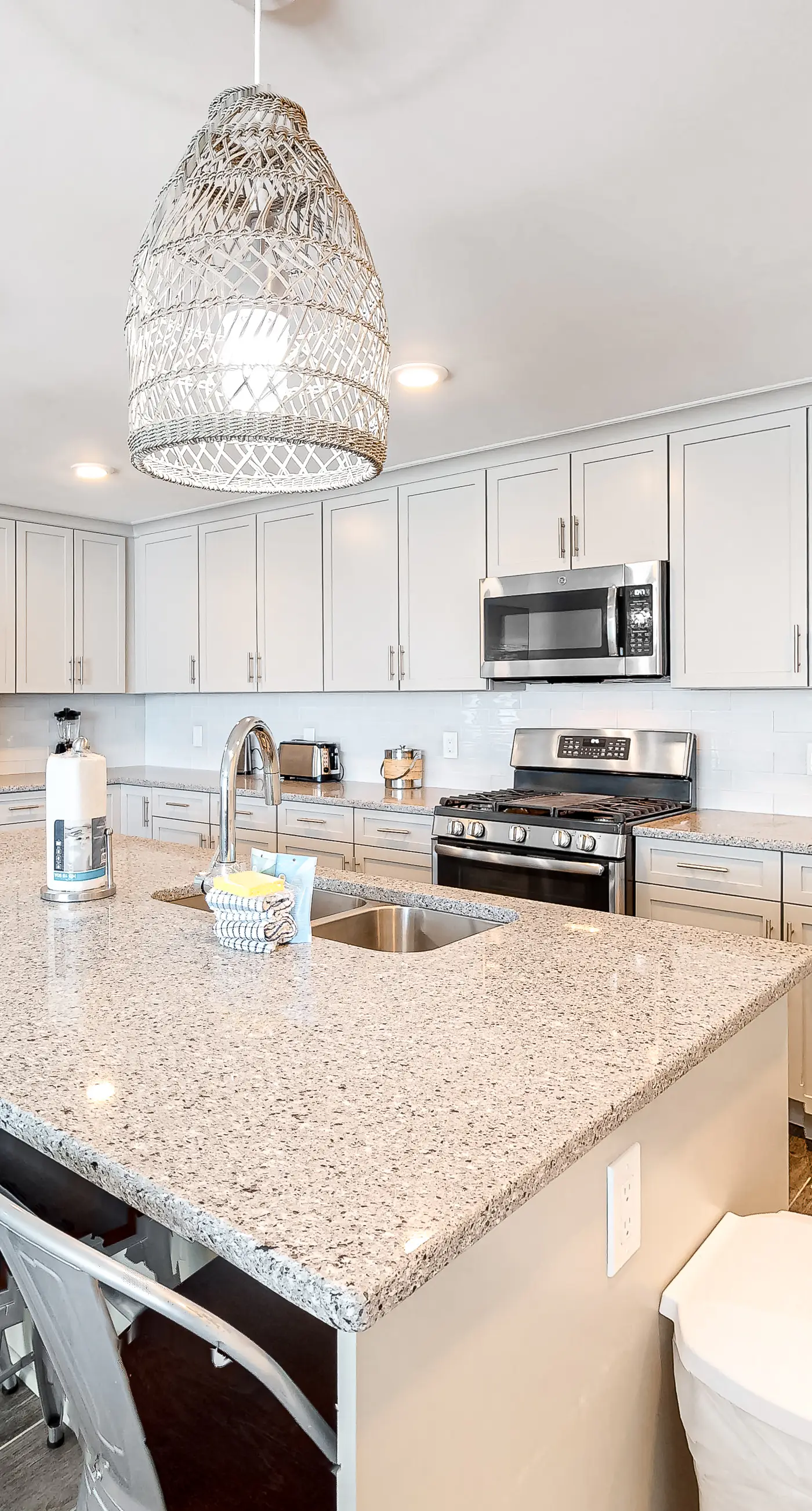 Blu 400 - Spacious, gulf-front condo with resort amenities -  near restaurants