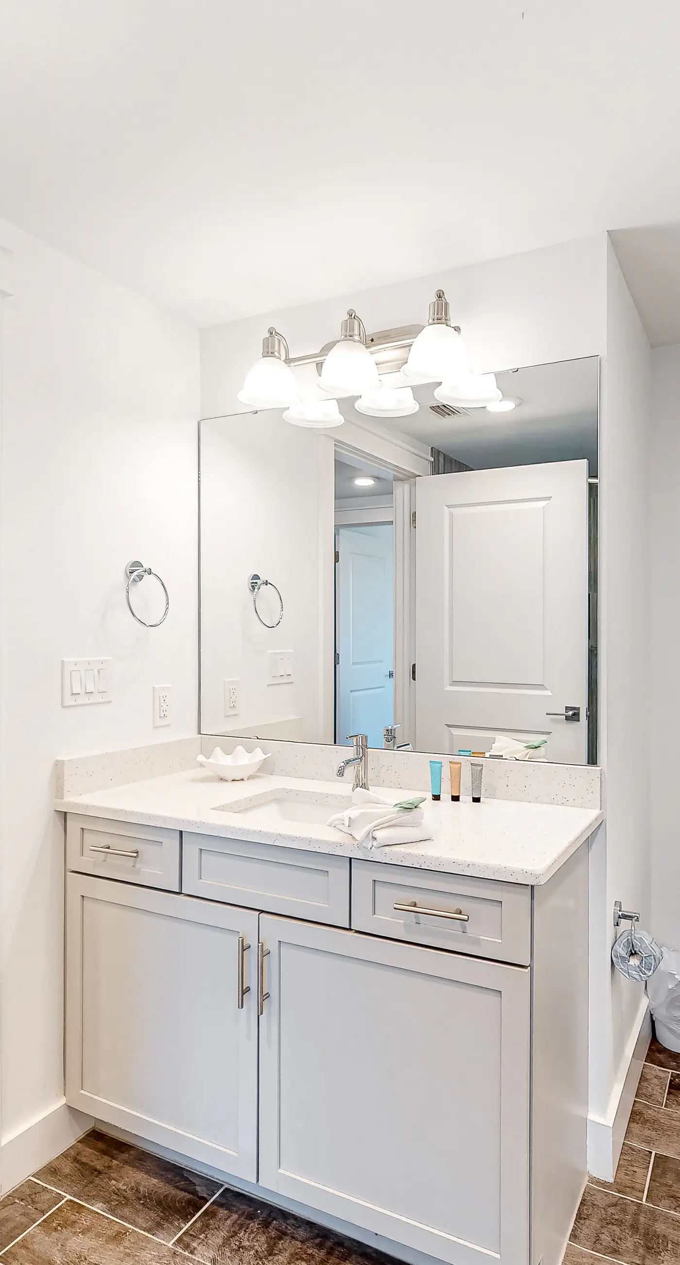 Blu 400 - Spacious, gulf-front condo with resort amenities -  near restaurants