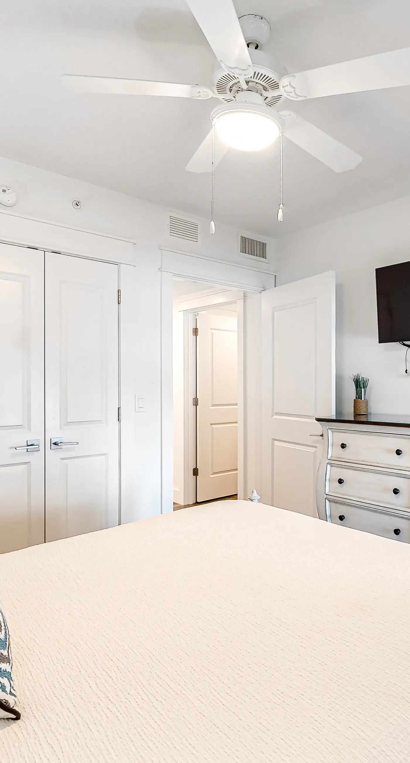 Blu 400 - Spacious, gulf-front condo with resort amenities -  near restaurants