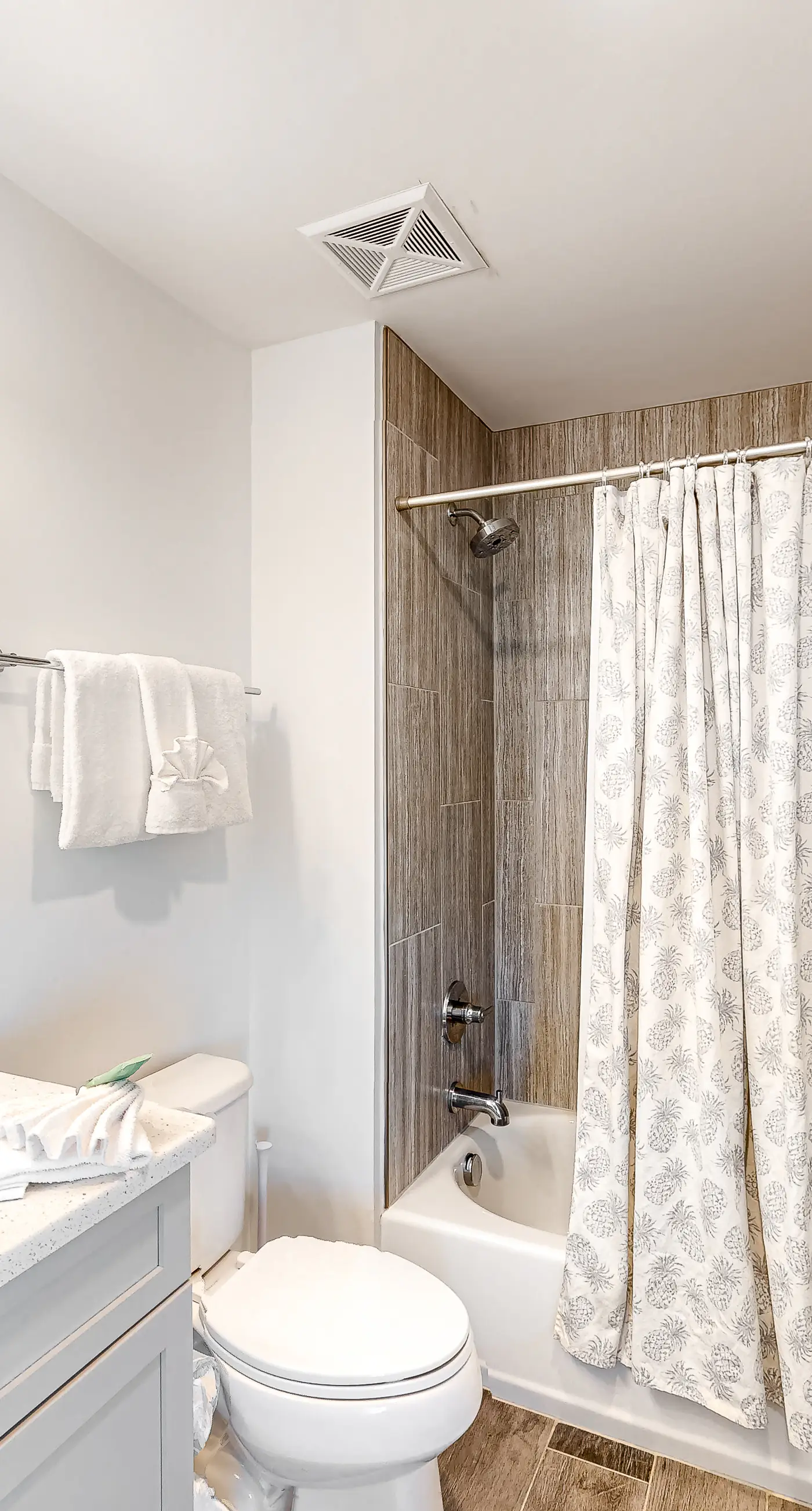 Blu 400 - Spacious, gulf-front condo with resort amenities -  near restaurants