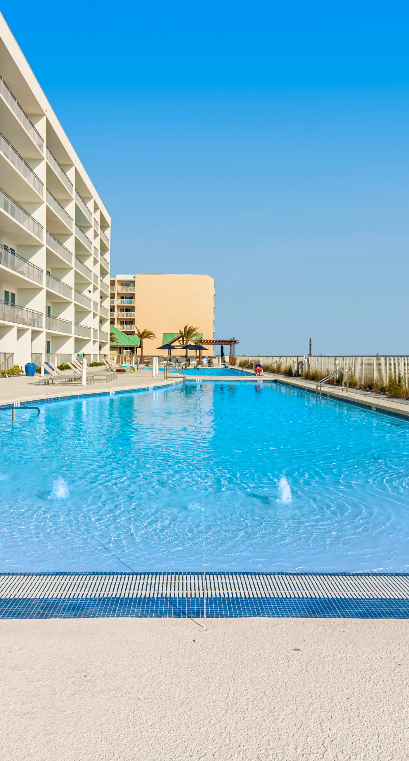 Blu 400 - Spacious, gulf-front condo with resort amenities -  near restaurants
