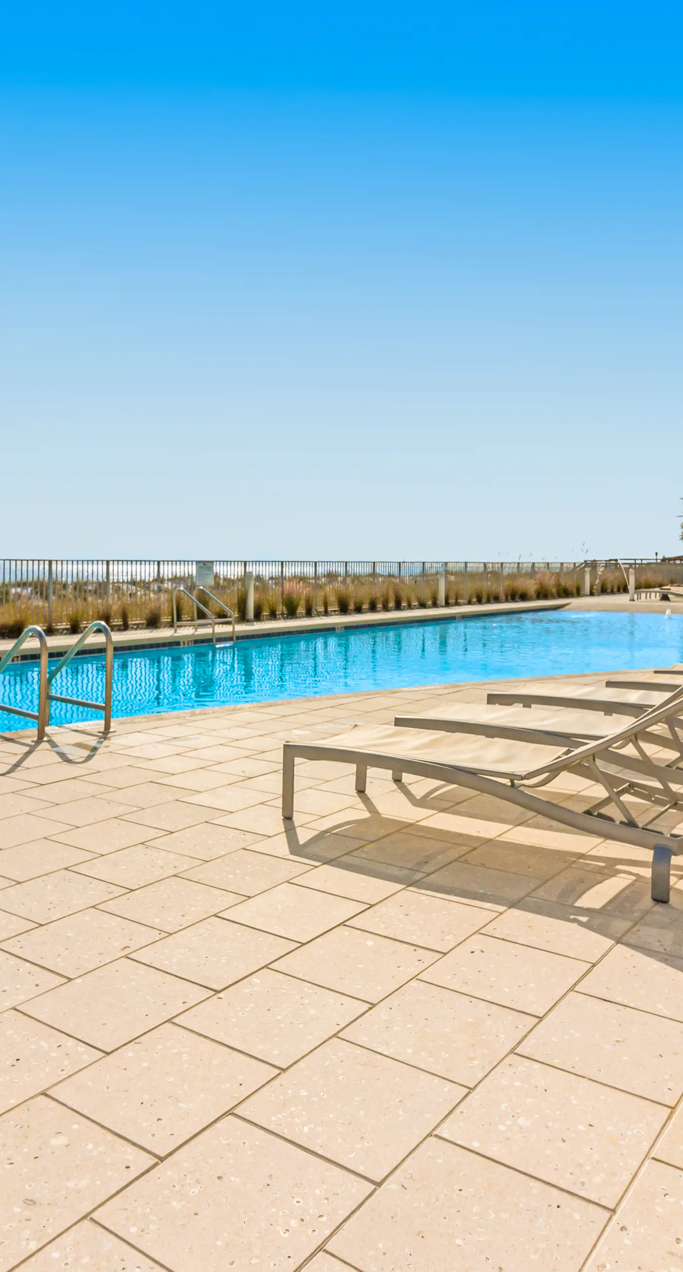 Blu 400 - Spacious, gulf-front condo with resort amenities -  near restaurants