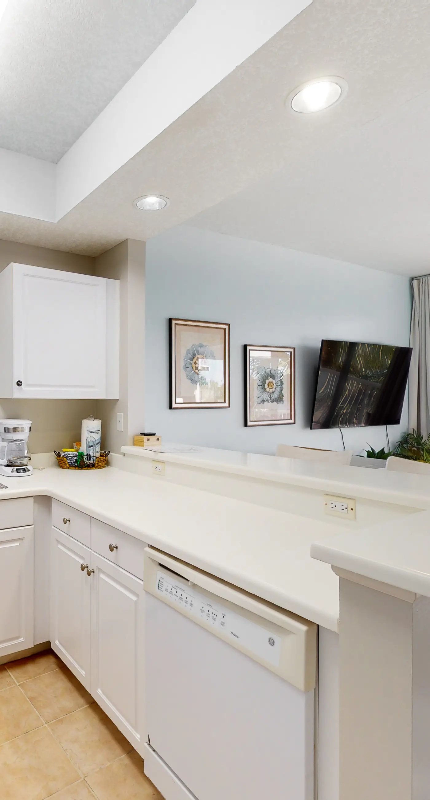 Destin West Gulfside 207 - 2nd-floor condo with partial Gulf view & beach service - near Shopping&Dining