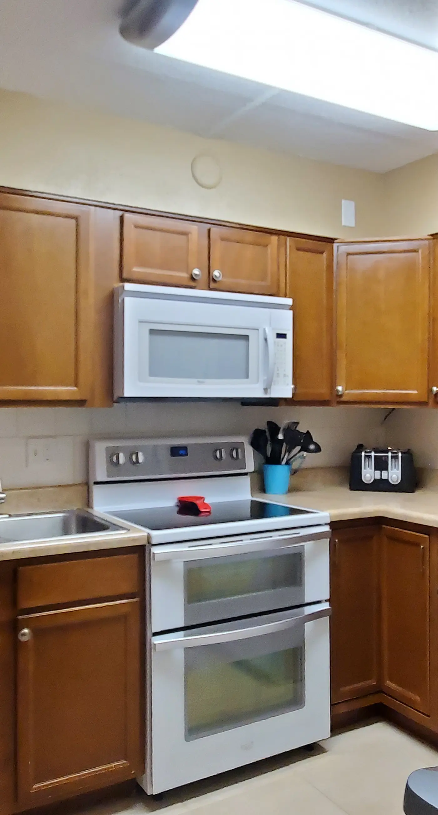 Island Echos 3G. Ocean view condo steps from the sand with balcony, pool & tennis