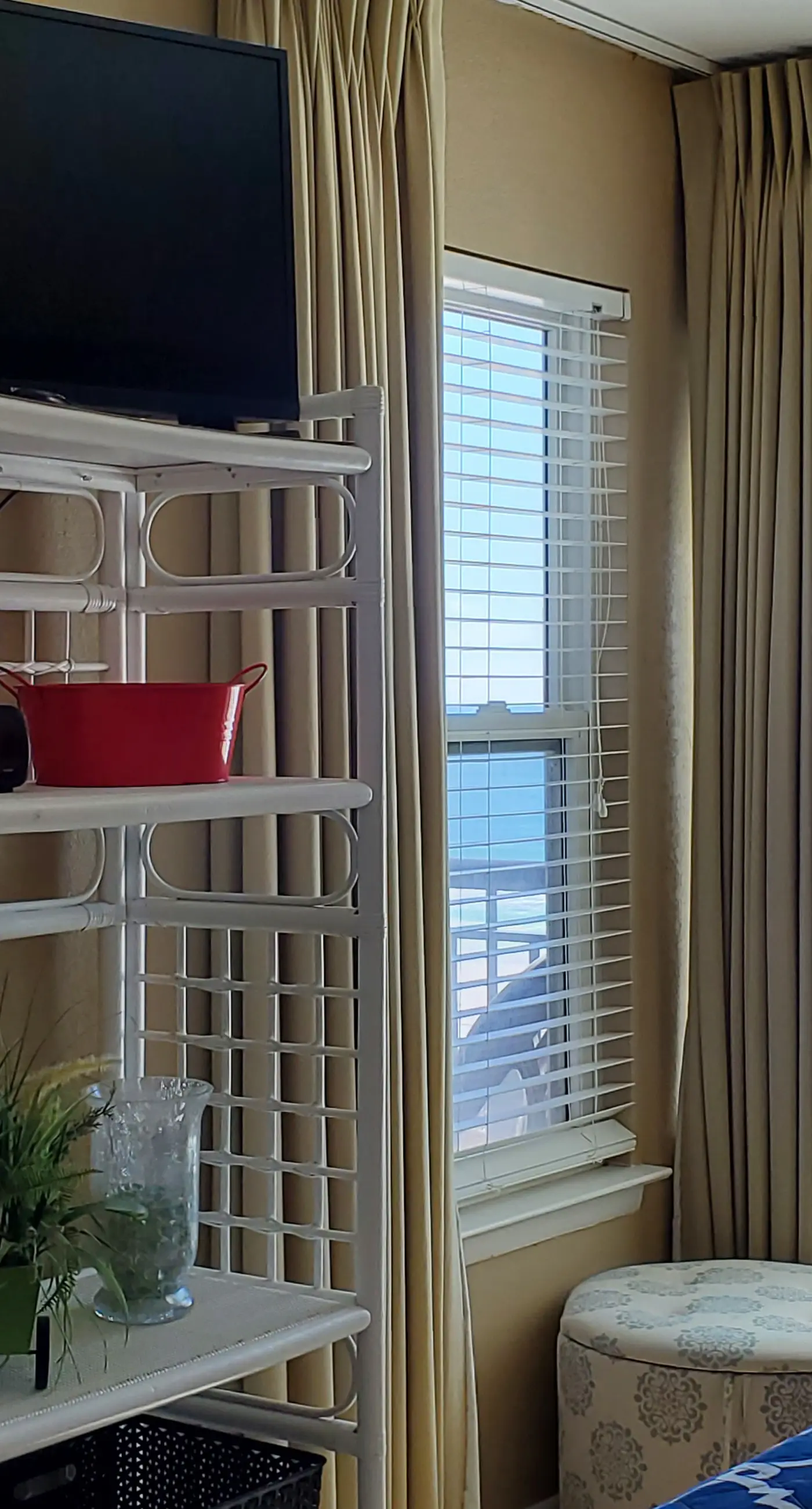 Island Echos 3G. Ocean view condo steps from the sand with balcony, pool & tennis