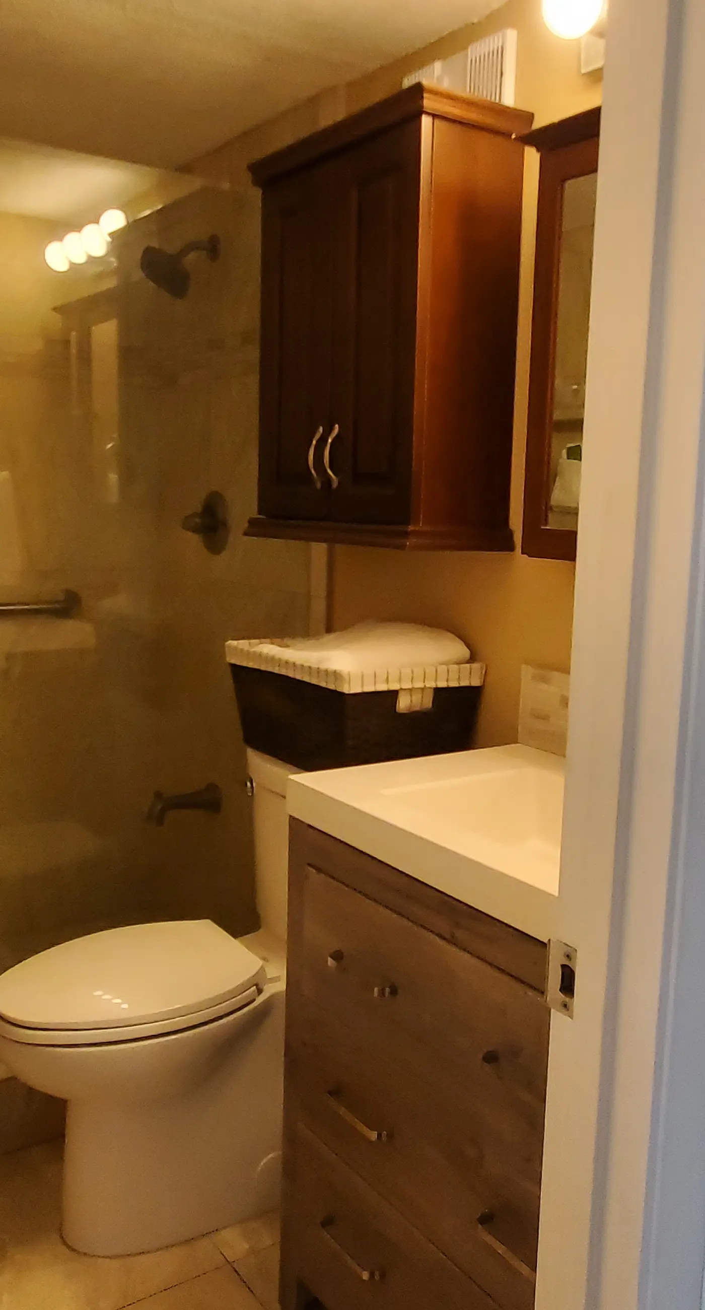 Island Echos 3G. Ocean view condo steps from the sand with balcony, pool & tennis