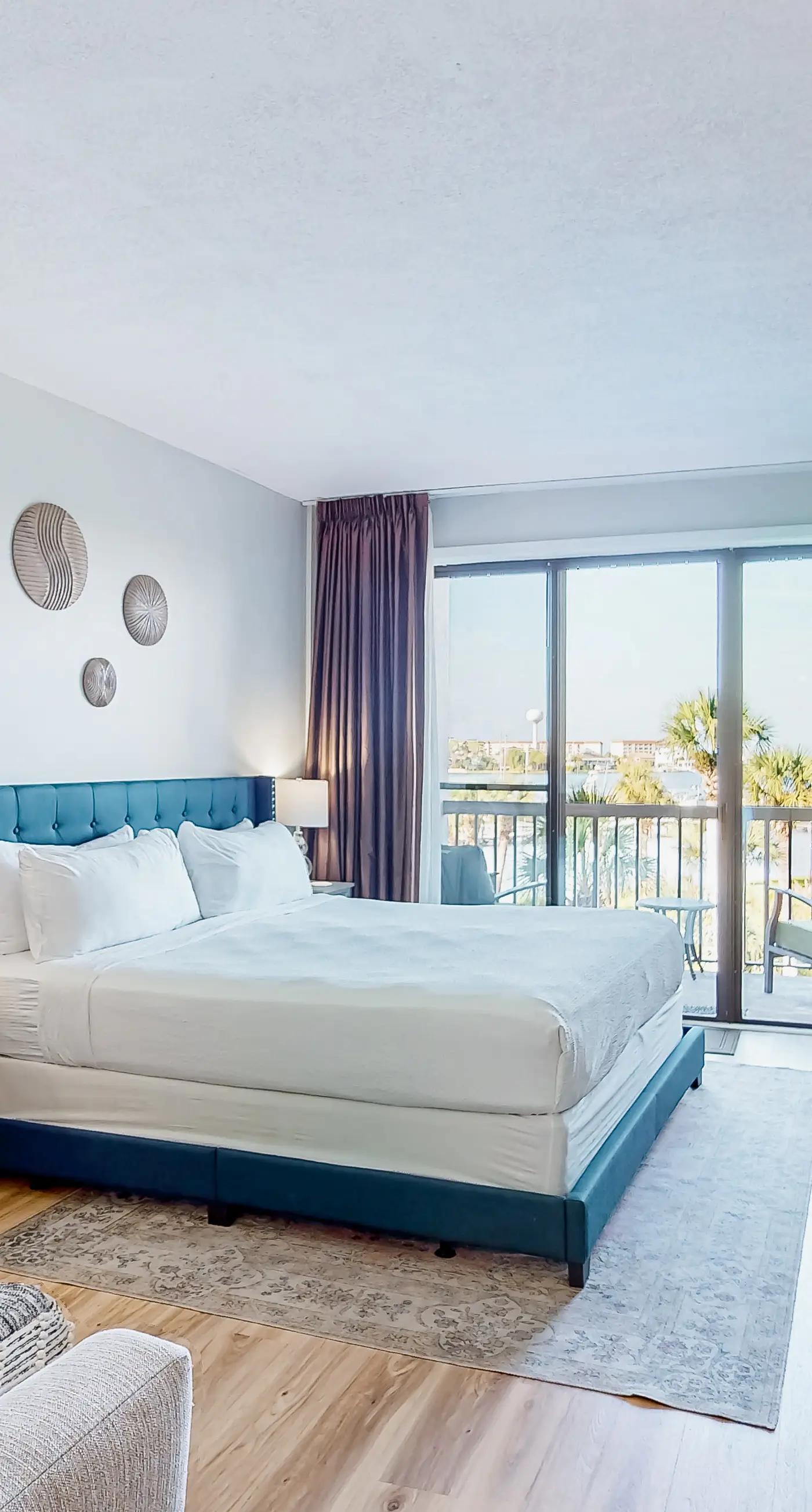 Bayfront studio with pools and dock - Snowbird-friendly