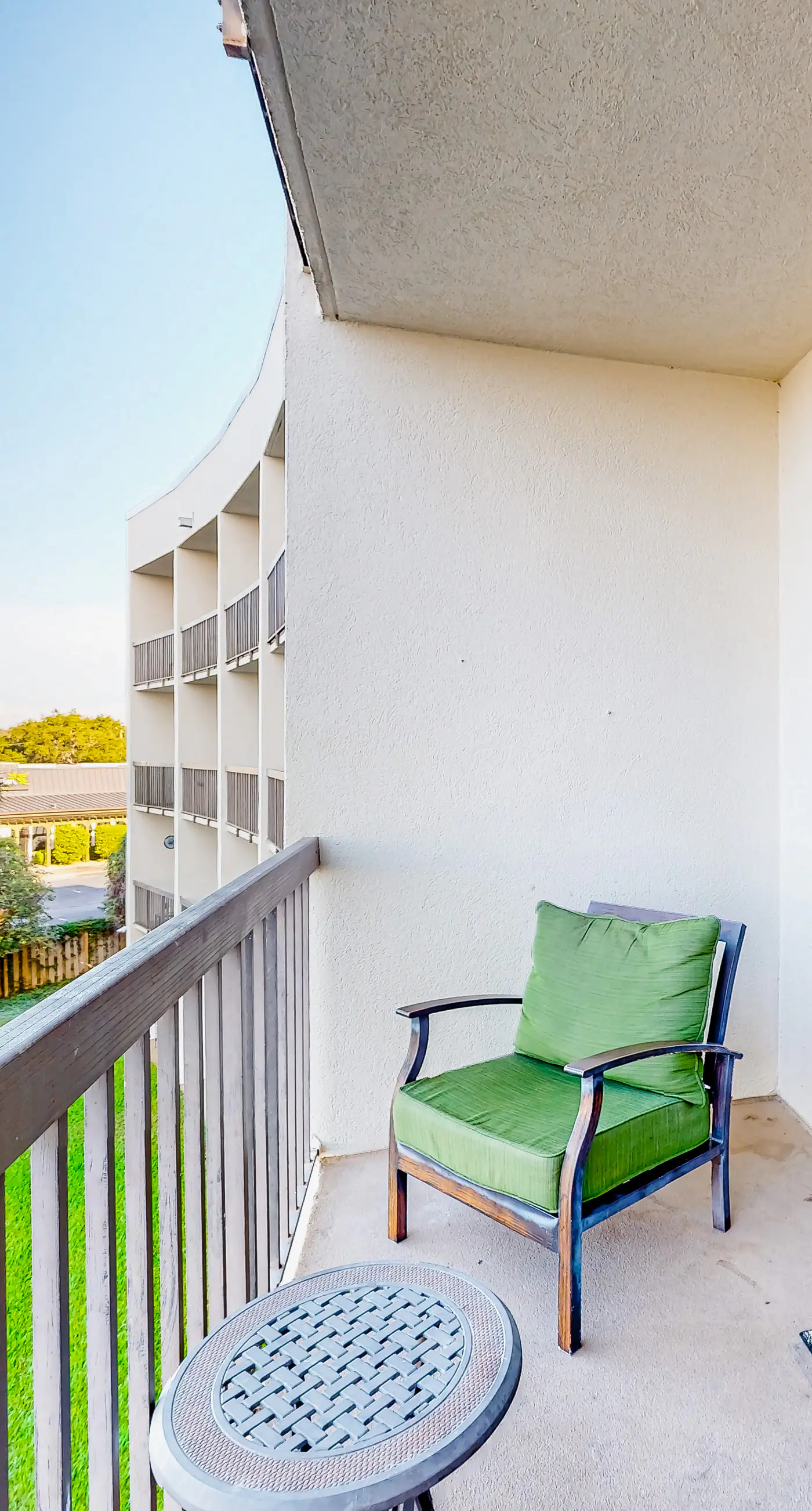 Bayfront studio with pools and dock - Snowbird-friendly