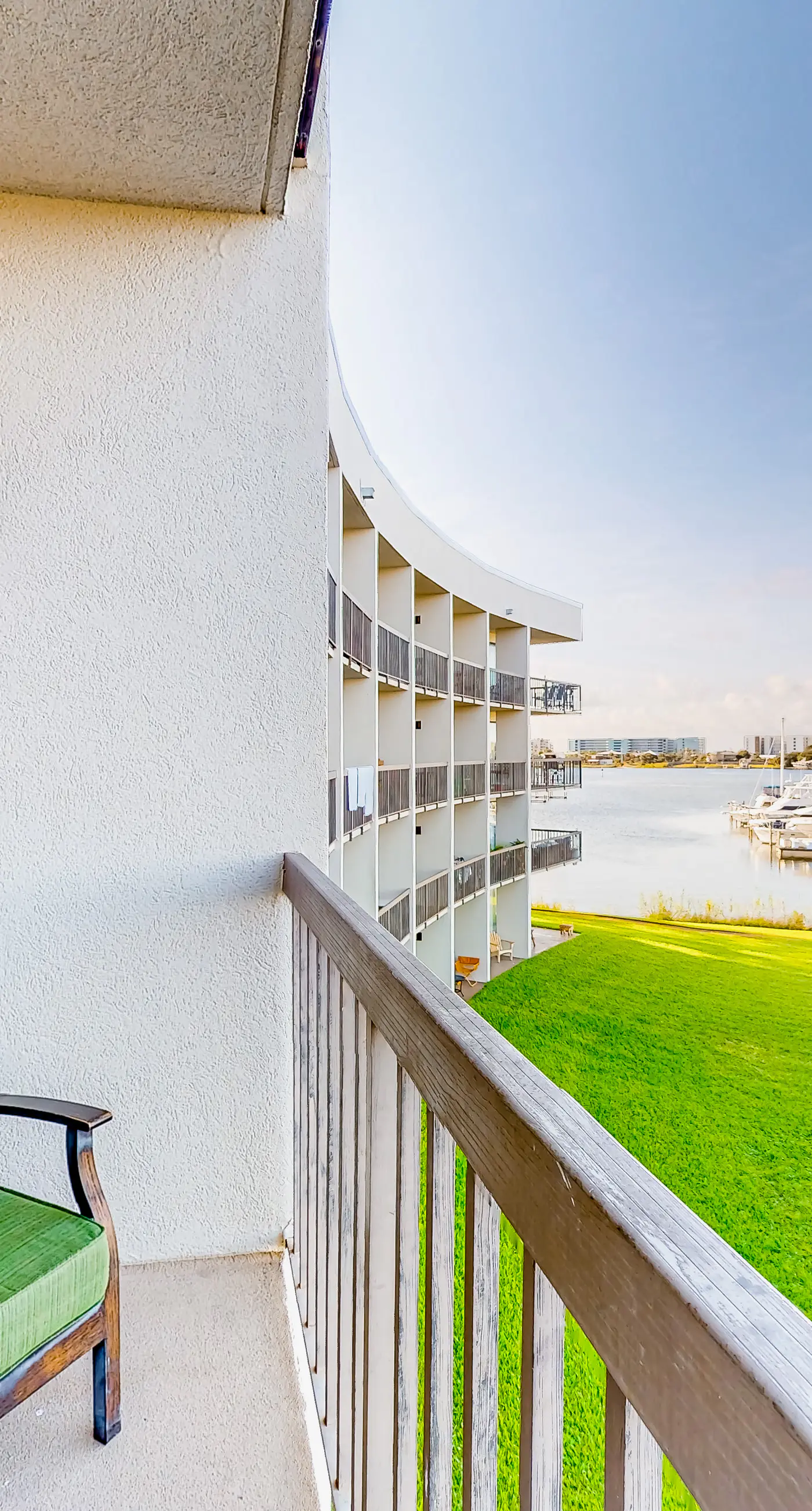 Bayfront studio with pools and dock - Snowbird-friendly