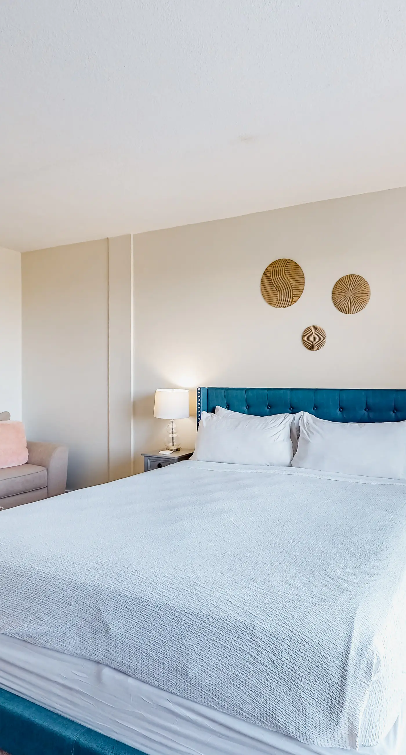 Bayfront studio with pools and dock - Snowbird-friendly