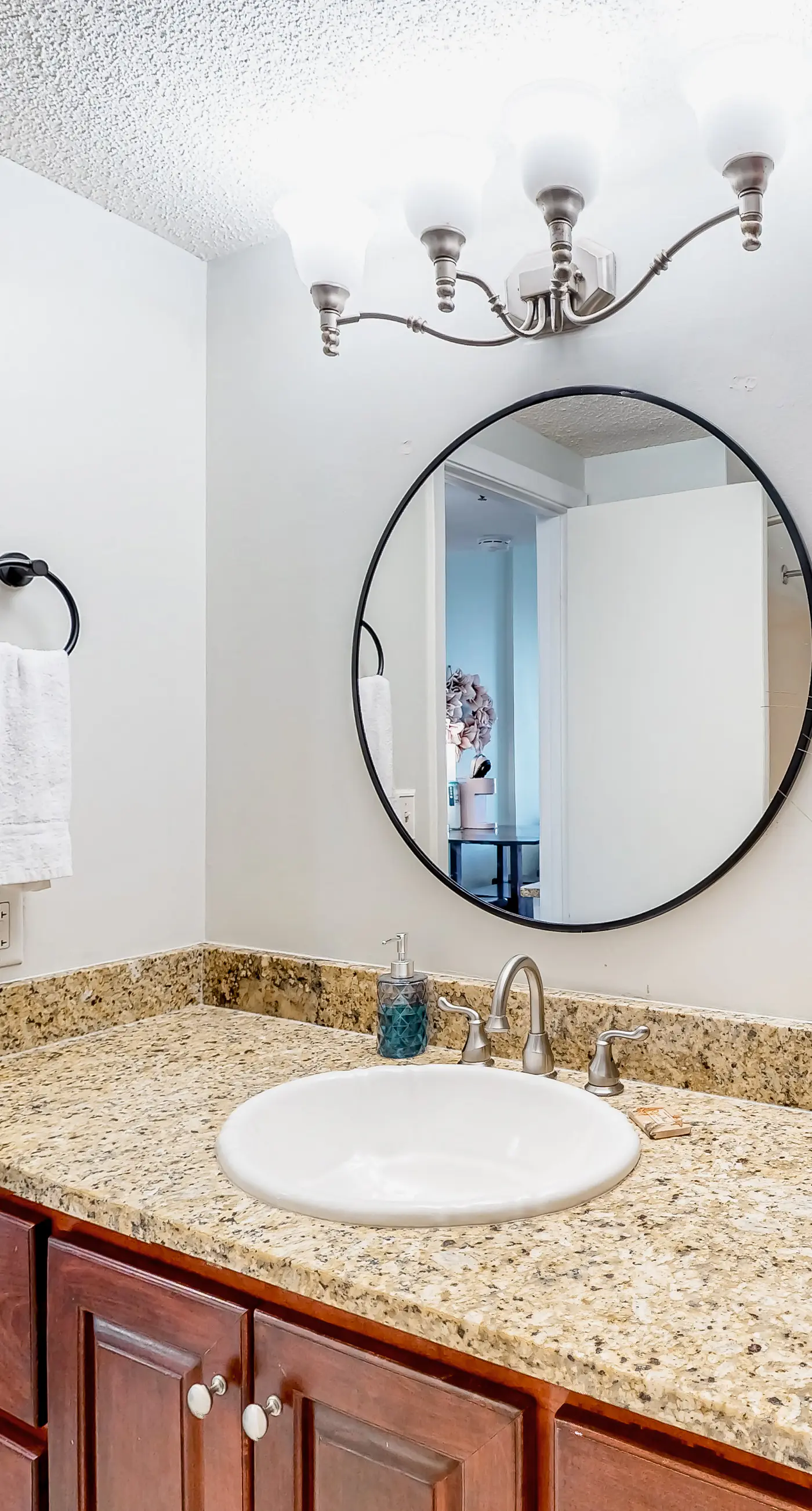 Bayfront studio with pools and dock - Snowbird-friendly