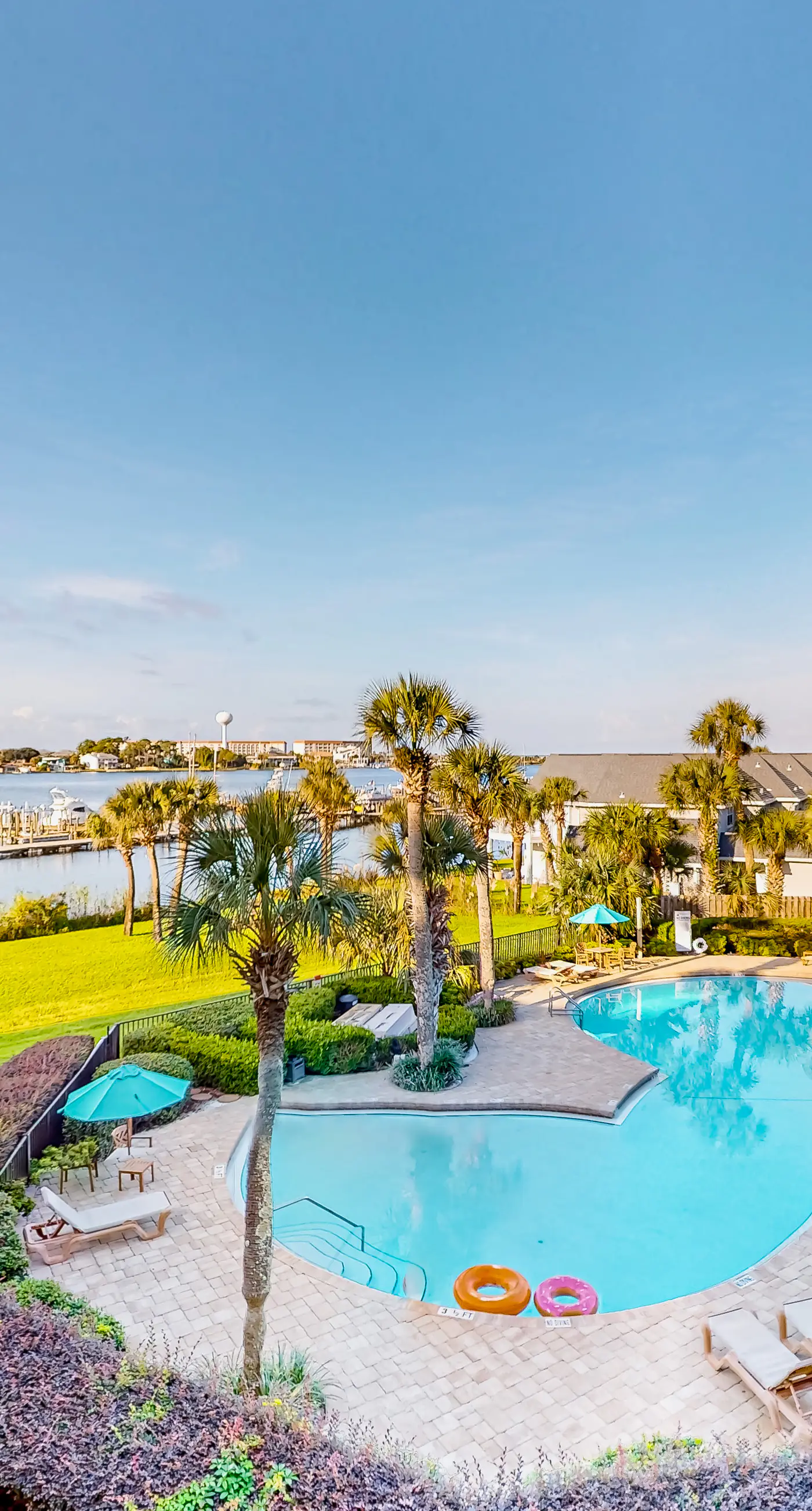 Bayfront studio with pools and dock - Snowbird-friendly