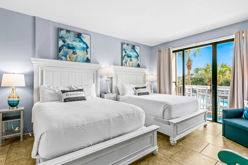 Bright, second-floor studio with high-speed WiFi & pool view - walk to the bay
