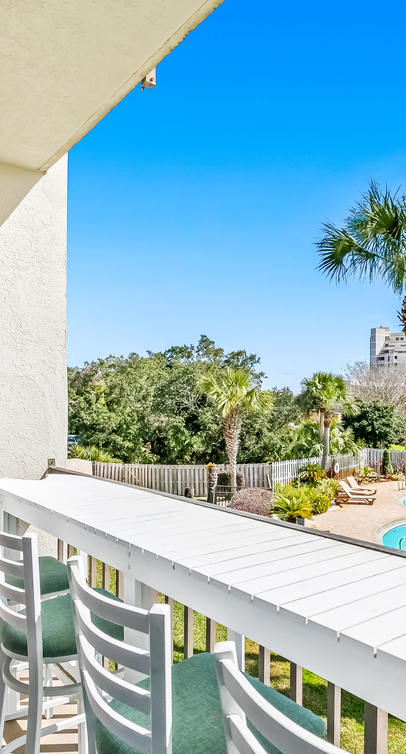 Bright, second-floor studio with high-speed WiFi & pool view - walk to the bay