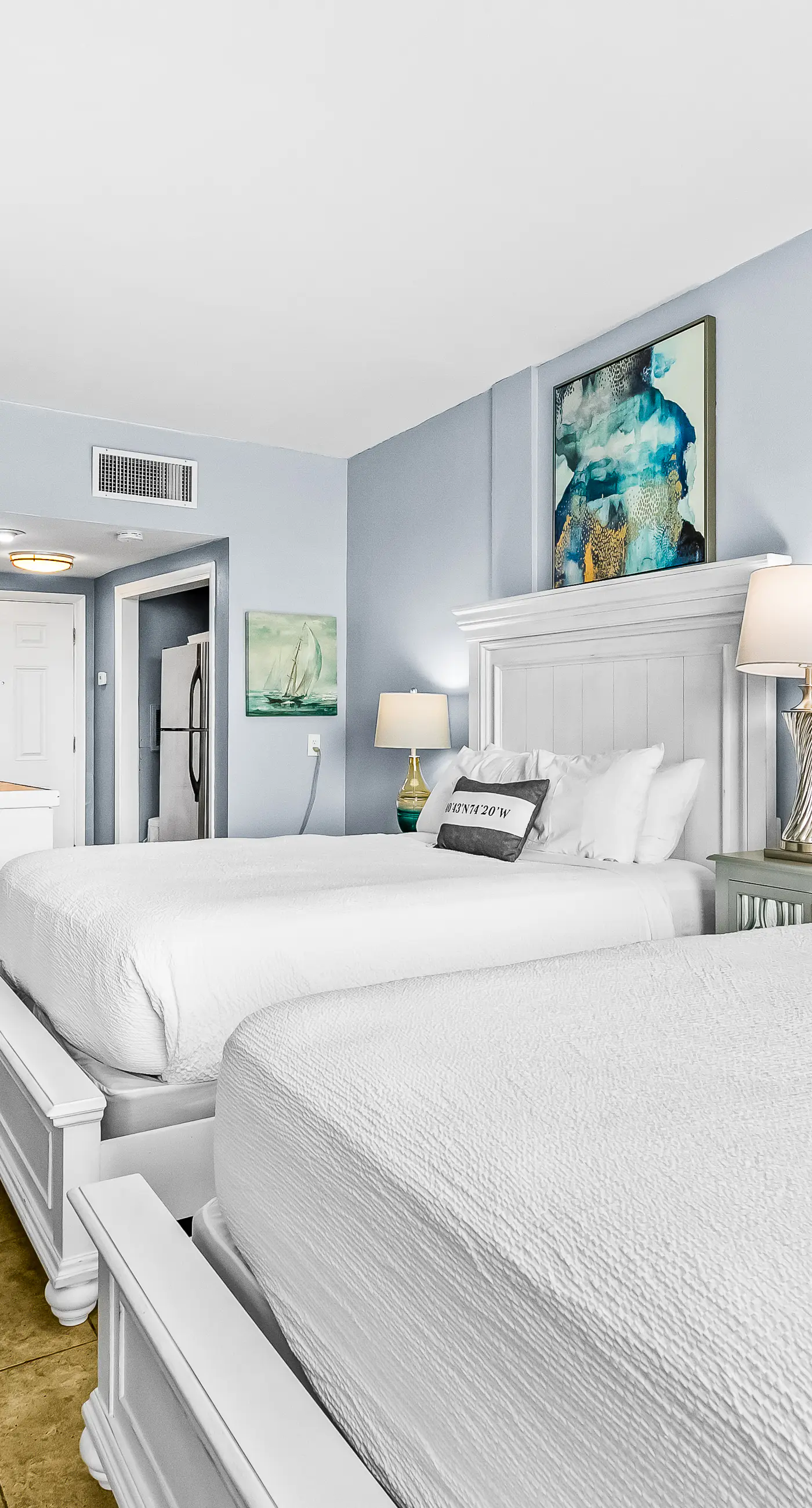 Bright, second-floor studio with high-speed WiFi & pool view - walk to the bay