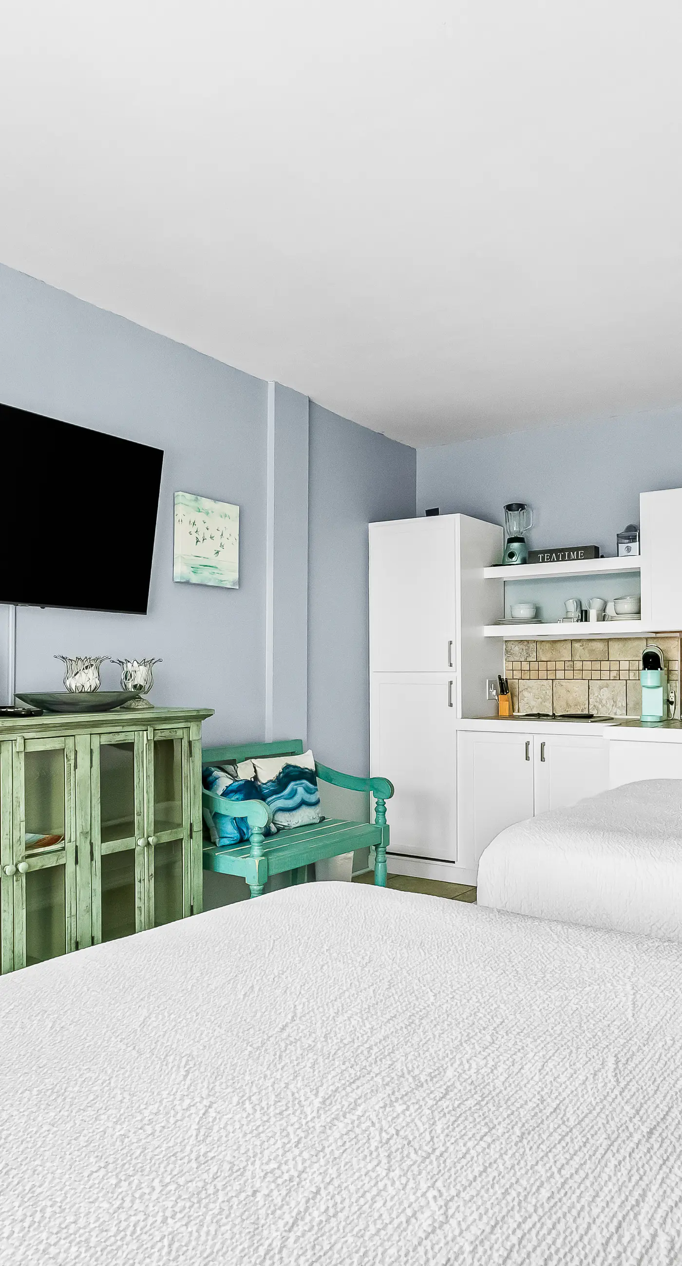 Bright, second-floor studio with high-speed WiFi & pool view - walk to the bay