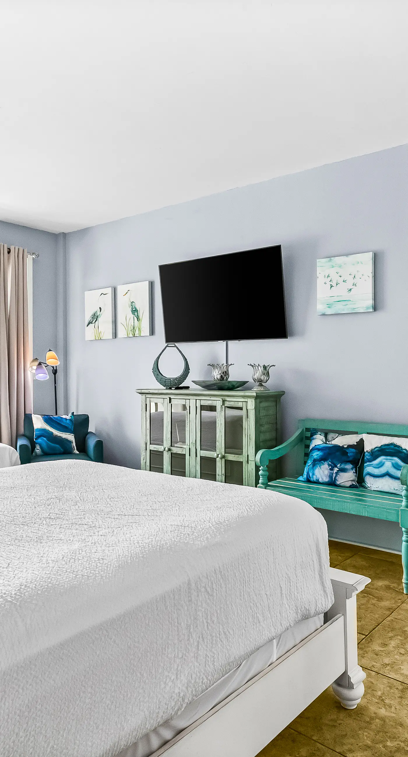 Bright, second-floor studio with high-speed WiFi & pool view - walk to the bay