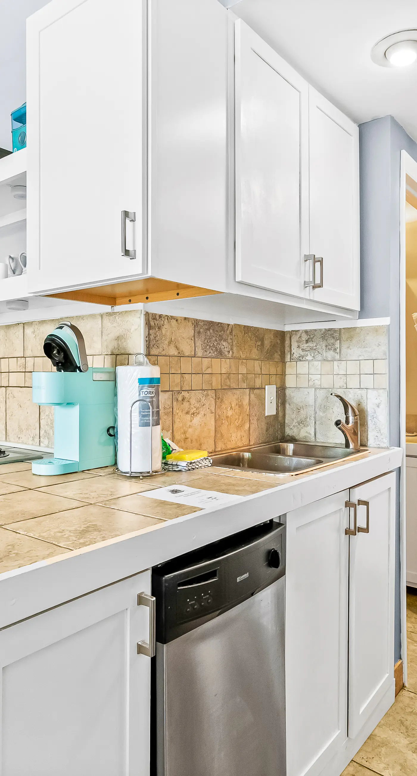 Bright, second-floor studio with high-speed WiFi & pool view - walk to the bay