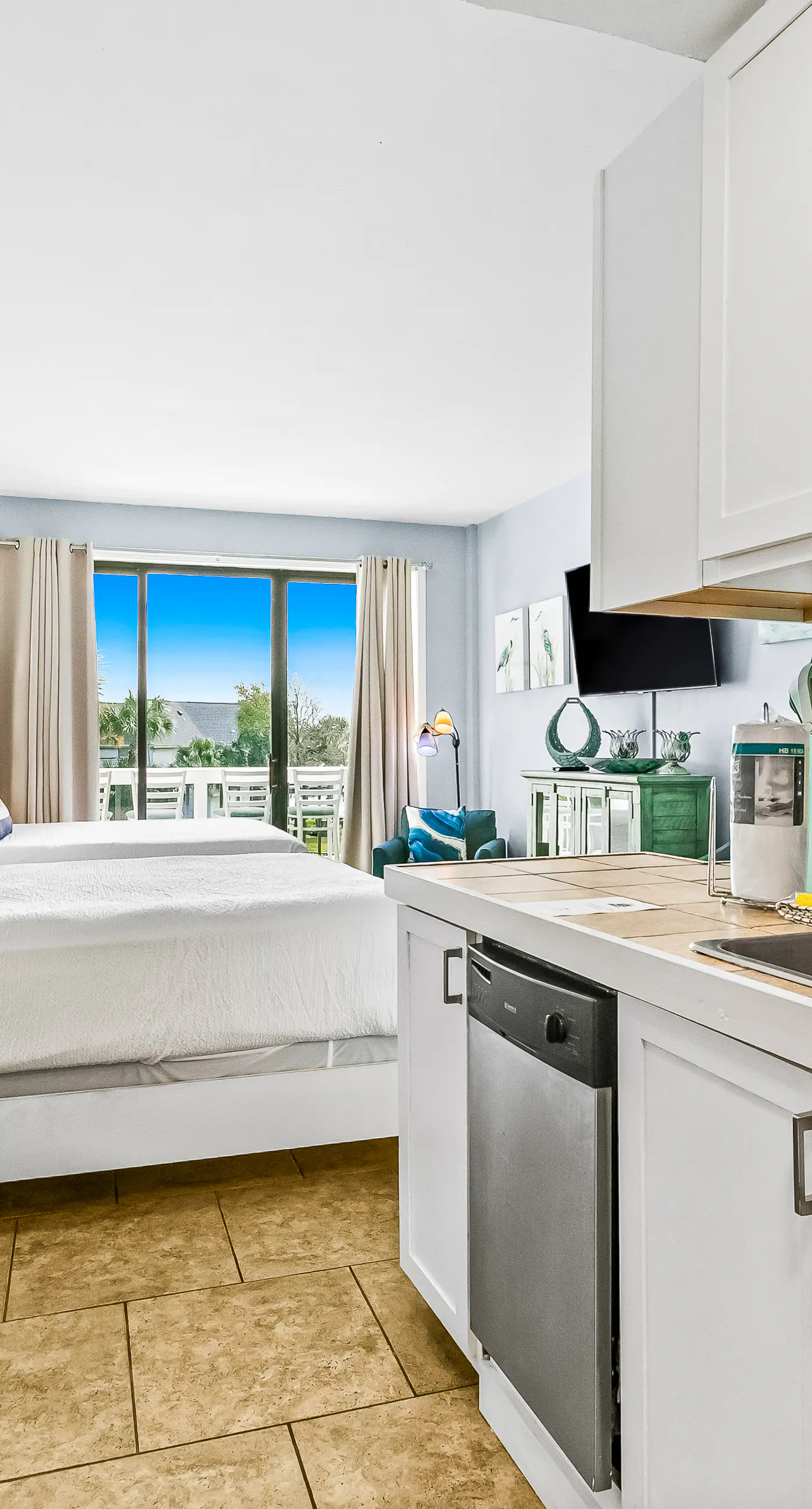 Bright, second-floor studio with high-speed WiFi & pool view - walk to the bay