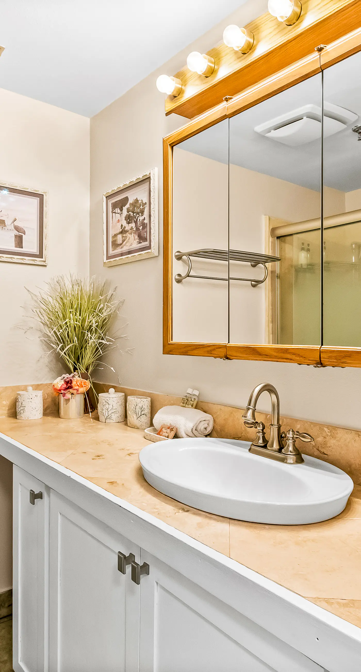 Bright, second-floor studio with high-speed WiFi & pool view - walk to the bay