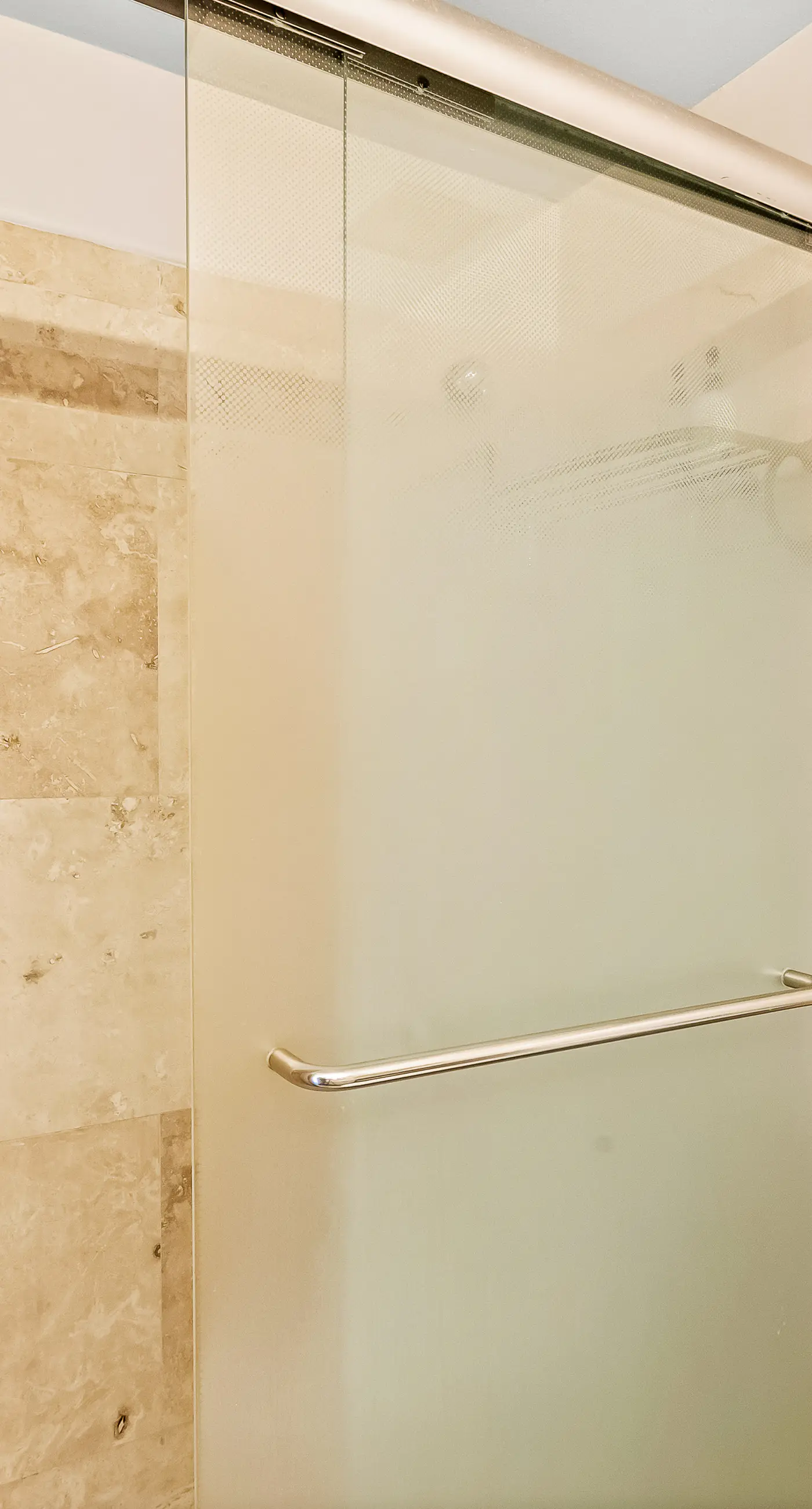 Bright, second-floor studio with high-speed WiFi & pool view - walk to the bay