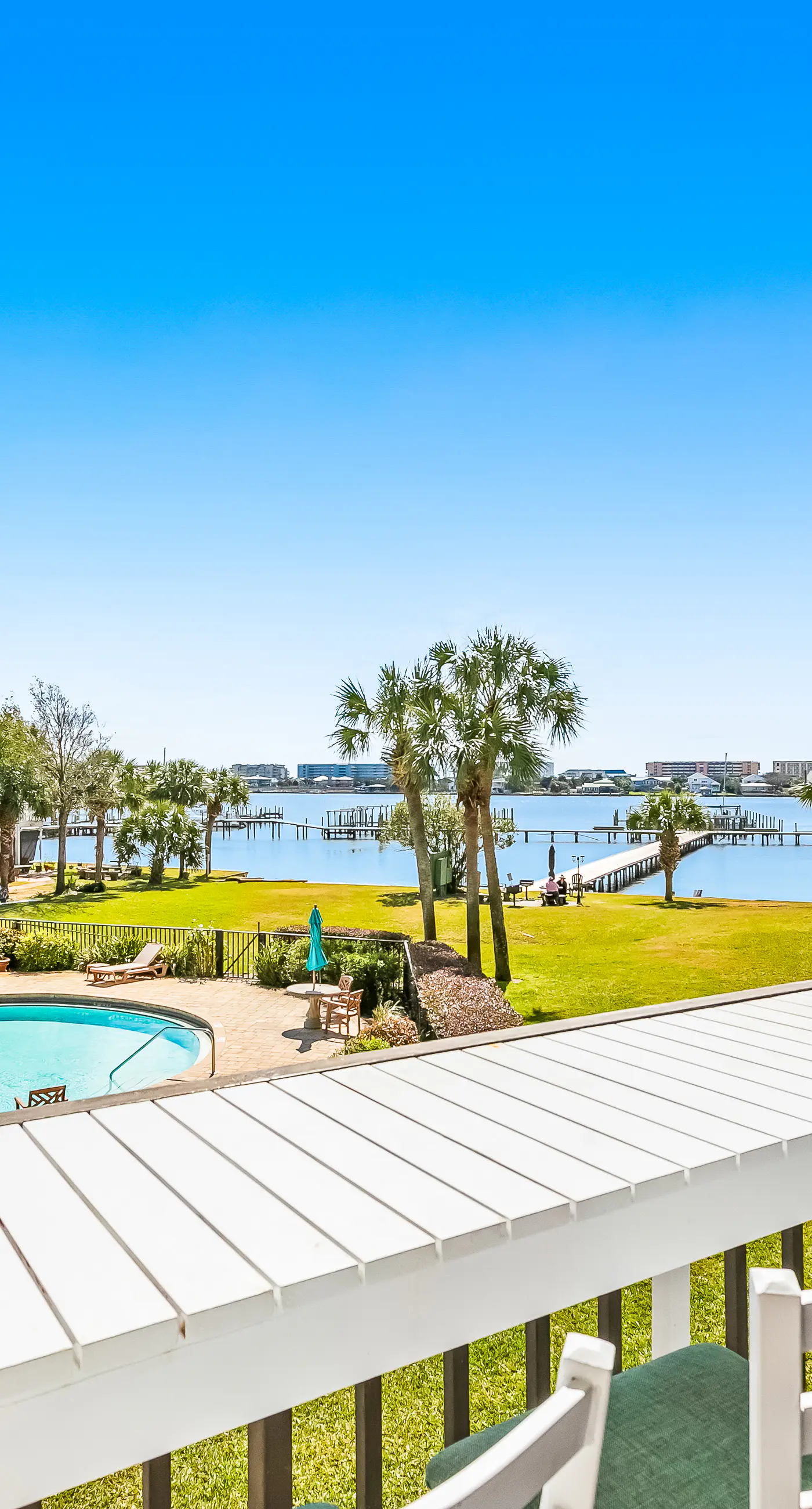 Bright, second-floor studio with high-speed WiFi & pool view - walk to the bay