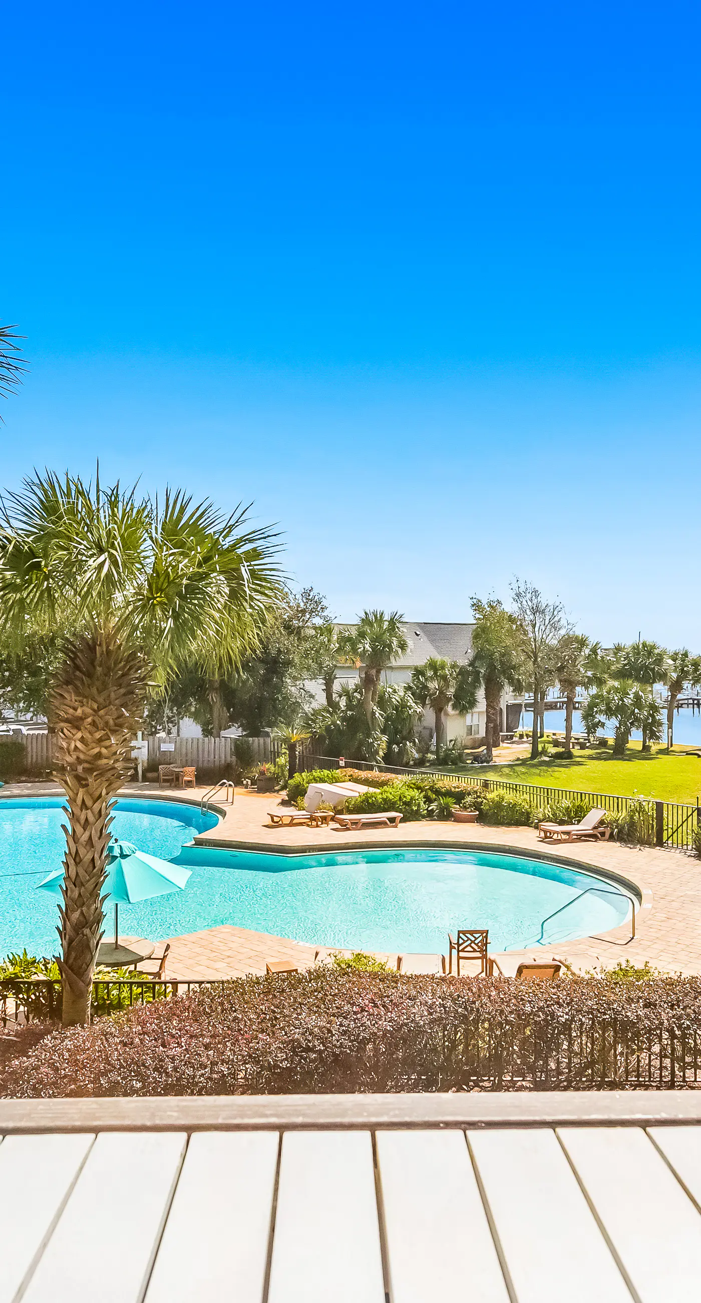 Bright, second-floor studio with high-speed WiFi & pool view - walk to the bay