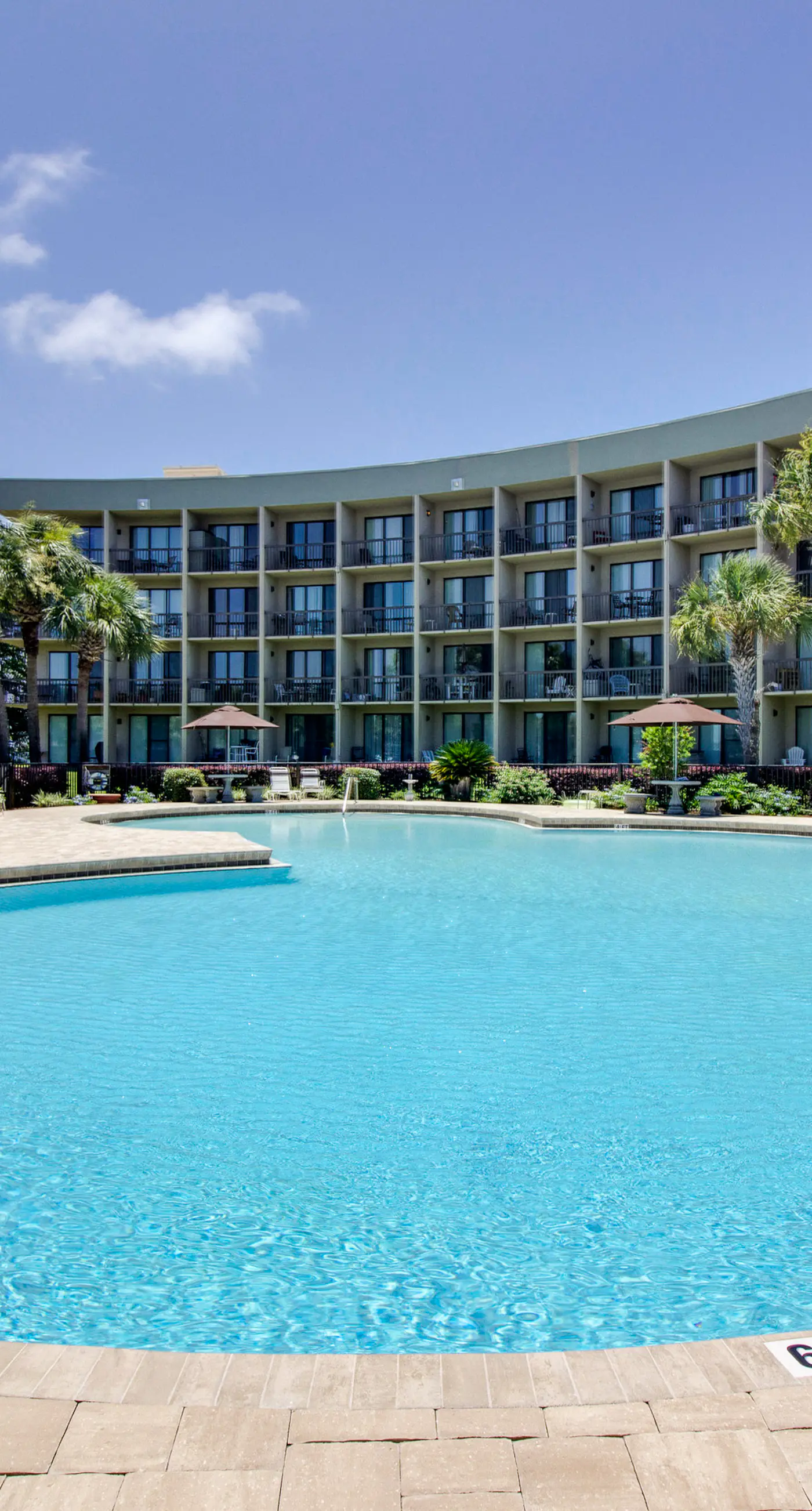 Bright, second-floor studio with high-speed WiFi & pool view - walk to the bay