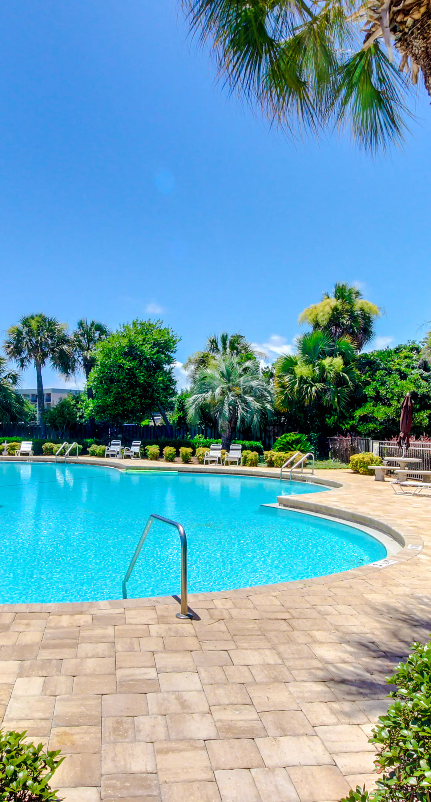 Bright, second-floor studio with high-speed WiFi & pool view - walk to the bay