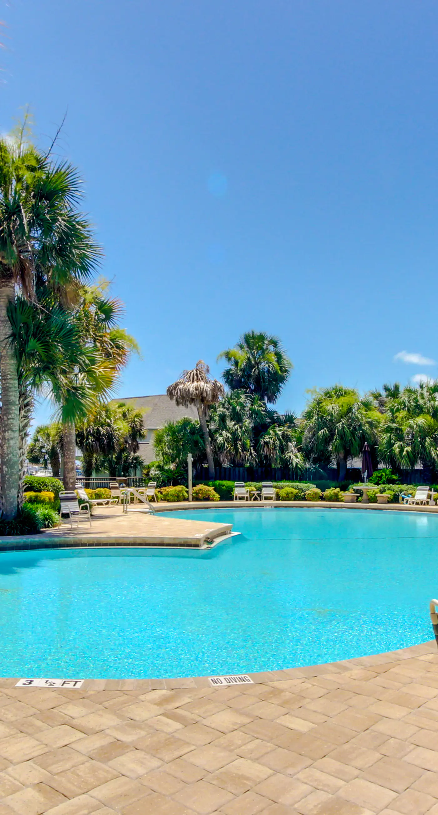 Bright, second-floor studio with high-speed WiFi & pool view - walk to the bay