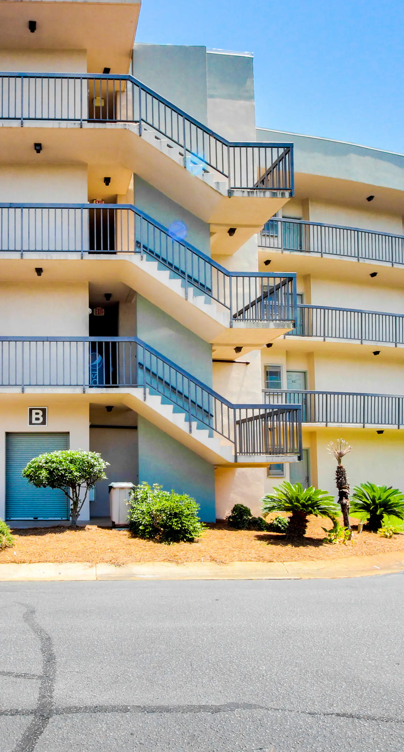 Bright, second-floor studio with high-speed WiFi & pool view - walk to the bay