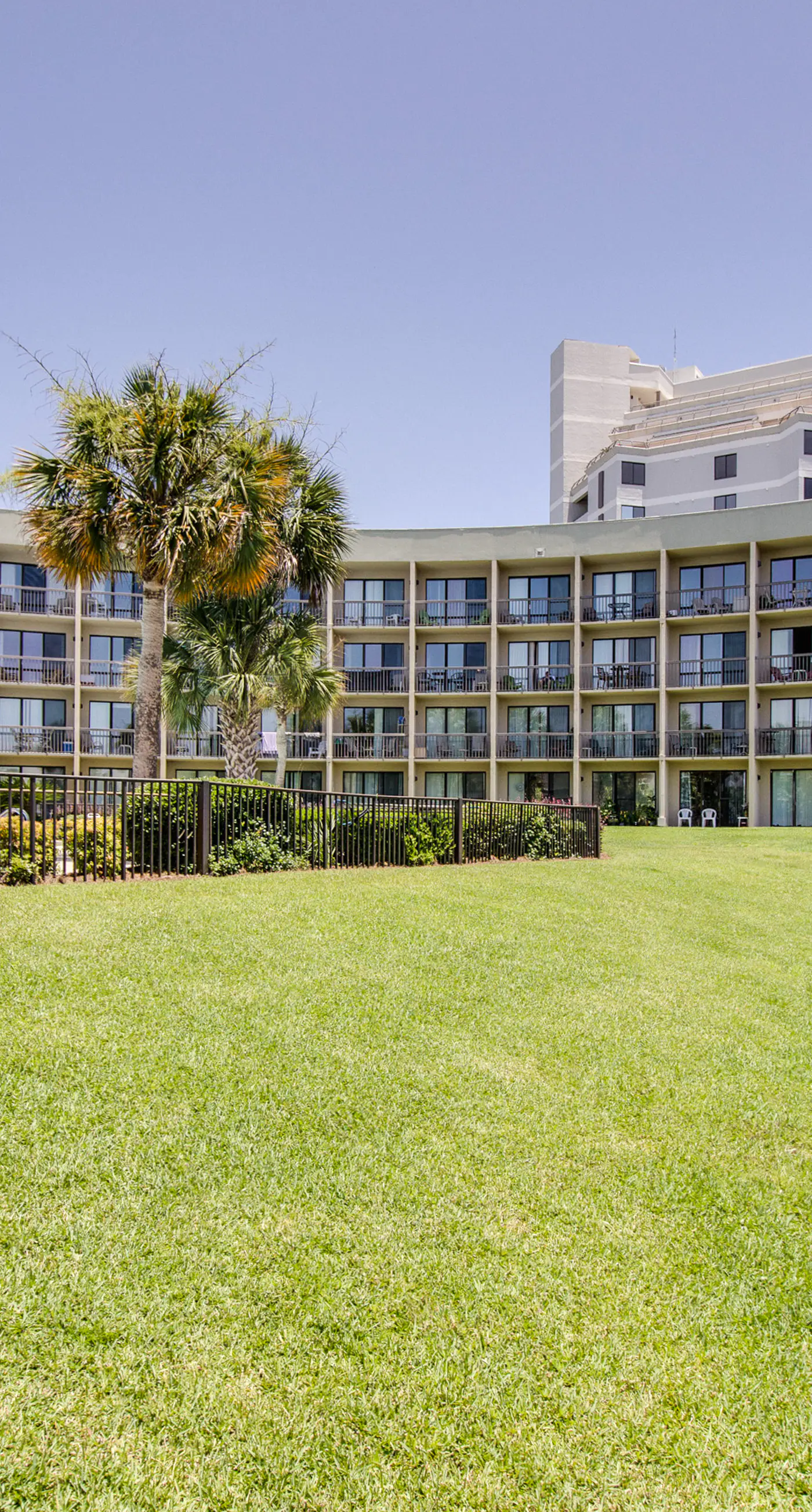 Bright, second-floor studio with high-speed WiFi & pool view - walk to the bay