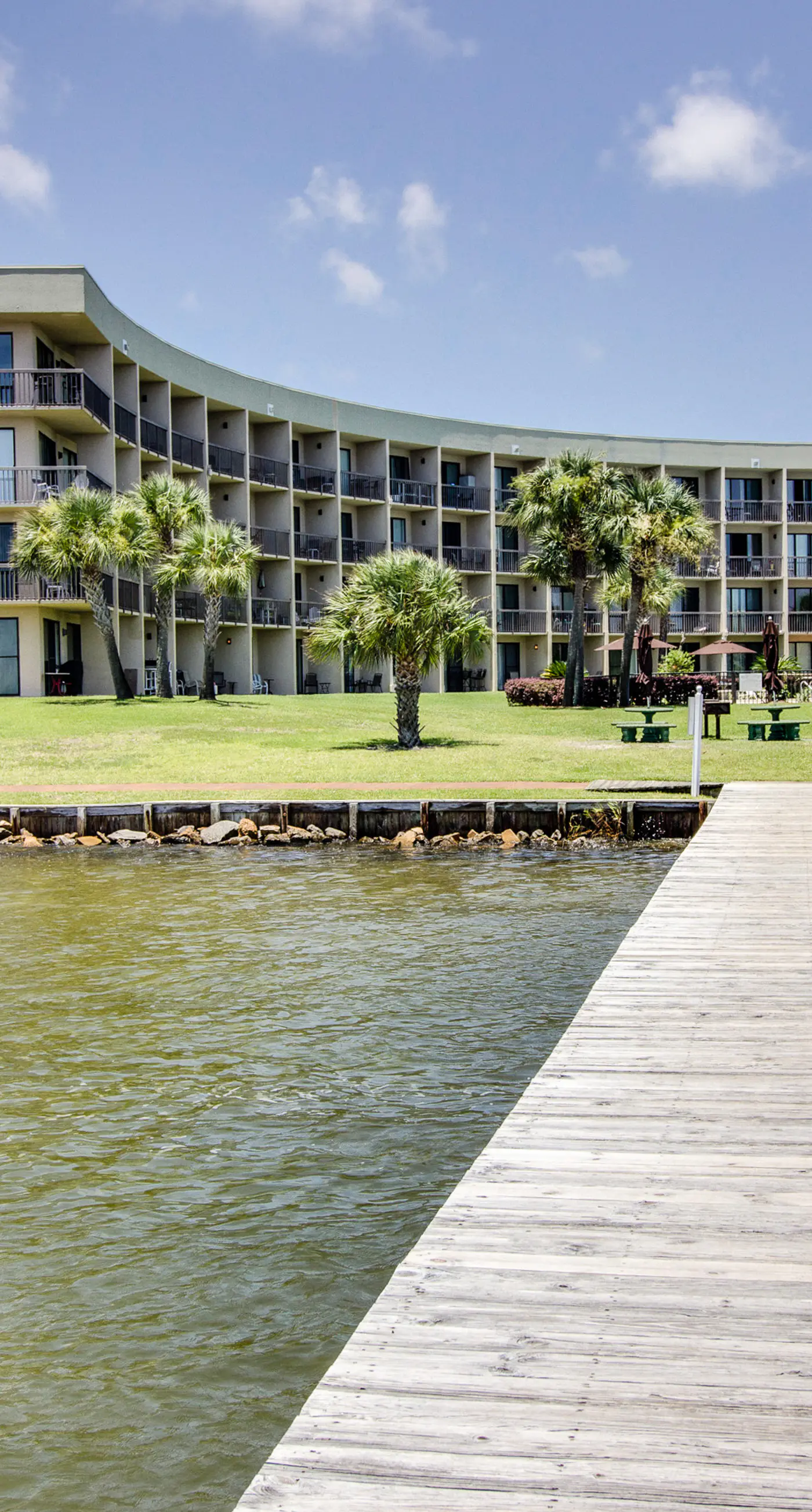 Bright, second-floor studio with high-speed WiFi & pool view - walk to the bay