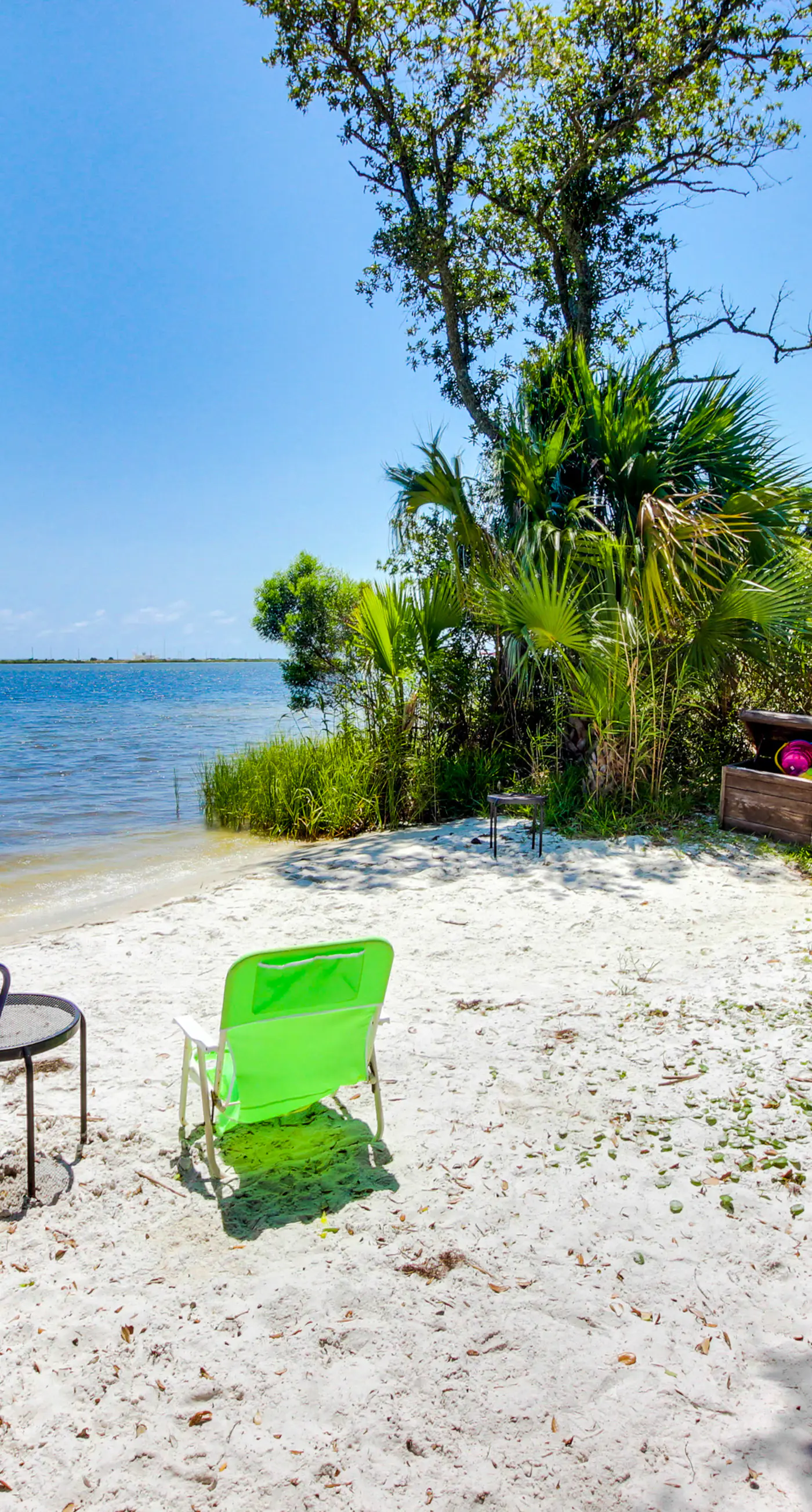 Bright, second-floor studio with high-speed WiFi & pool view - walk to the bay