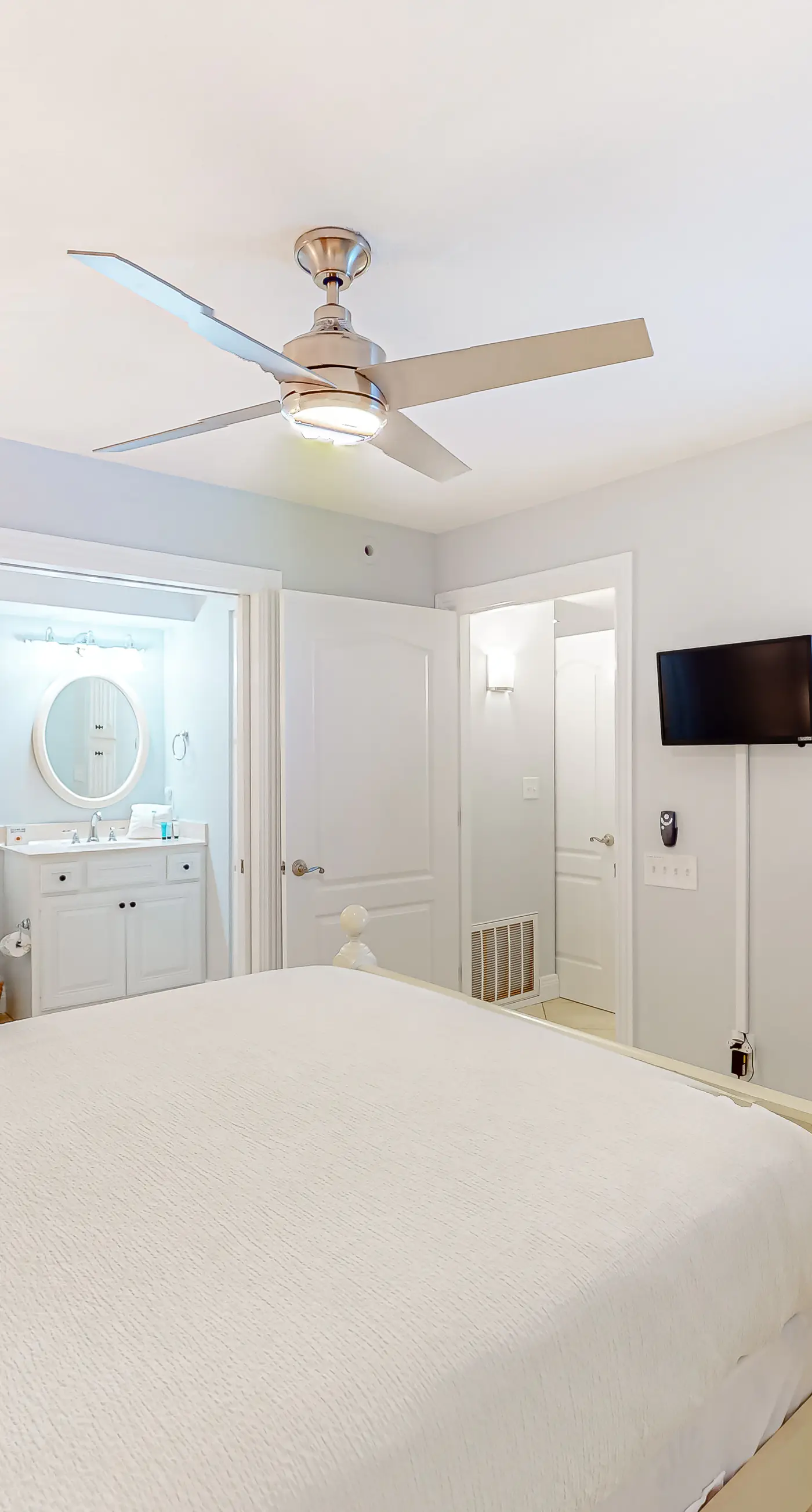 Fourth-floor Gulf-front condo with pool, gym, & amazing views