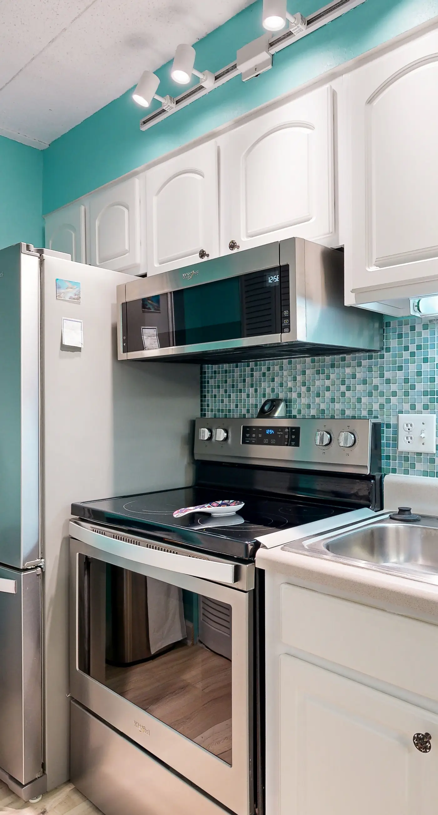 Relaxing Gulf-front condo with shared pool, balcony, & fitness room