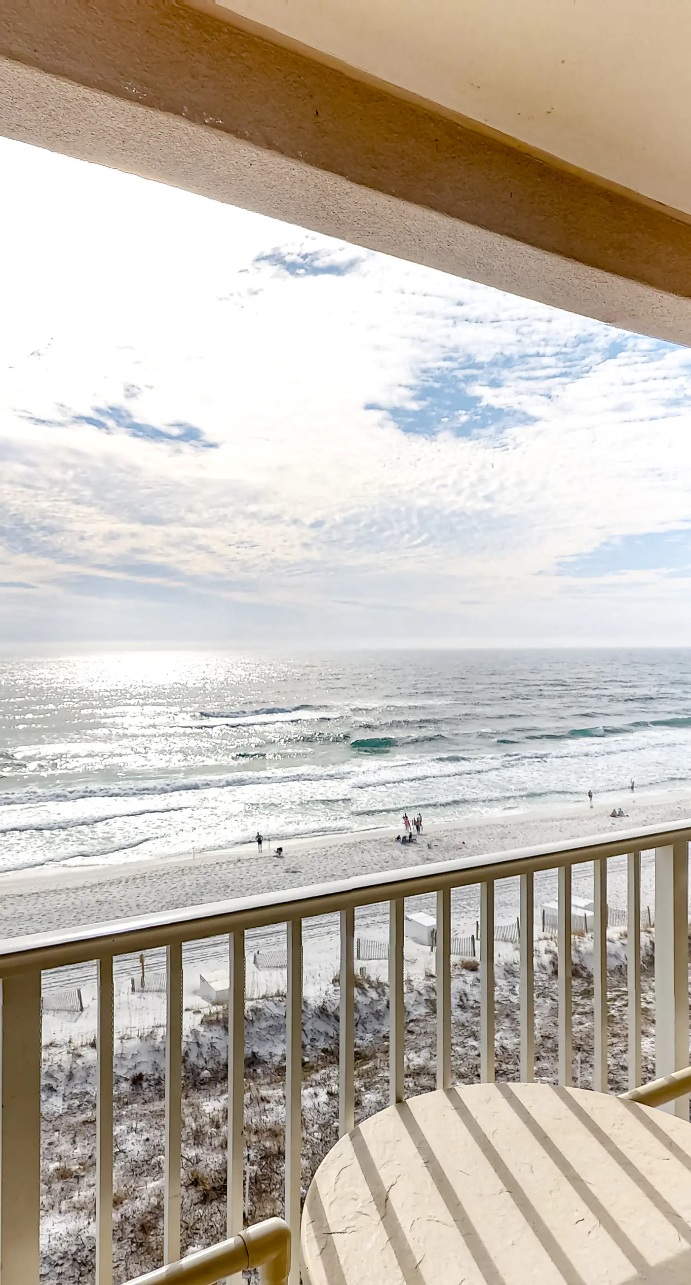 Cozy beachfront condo with beach service, pool & hot tub, near shopping & dining