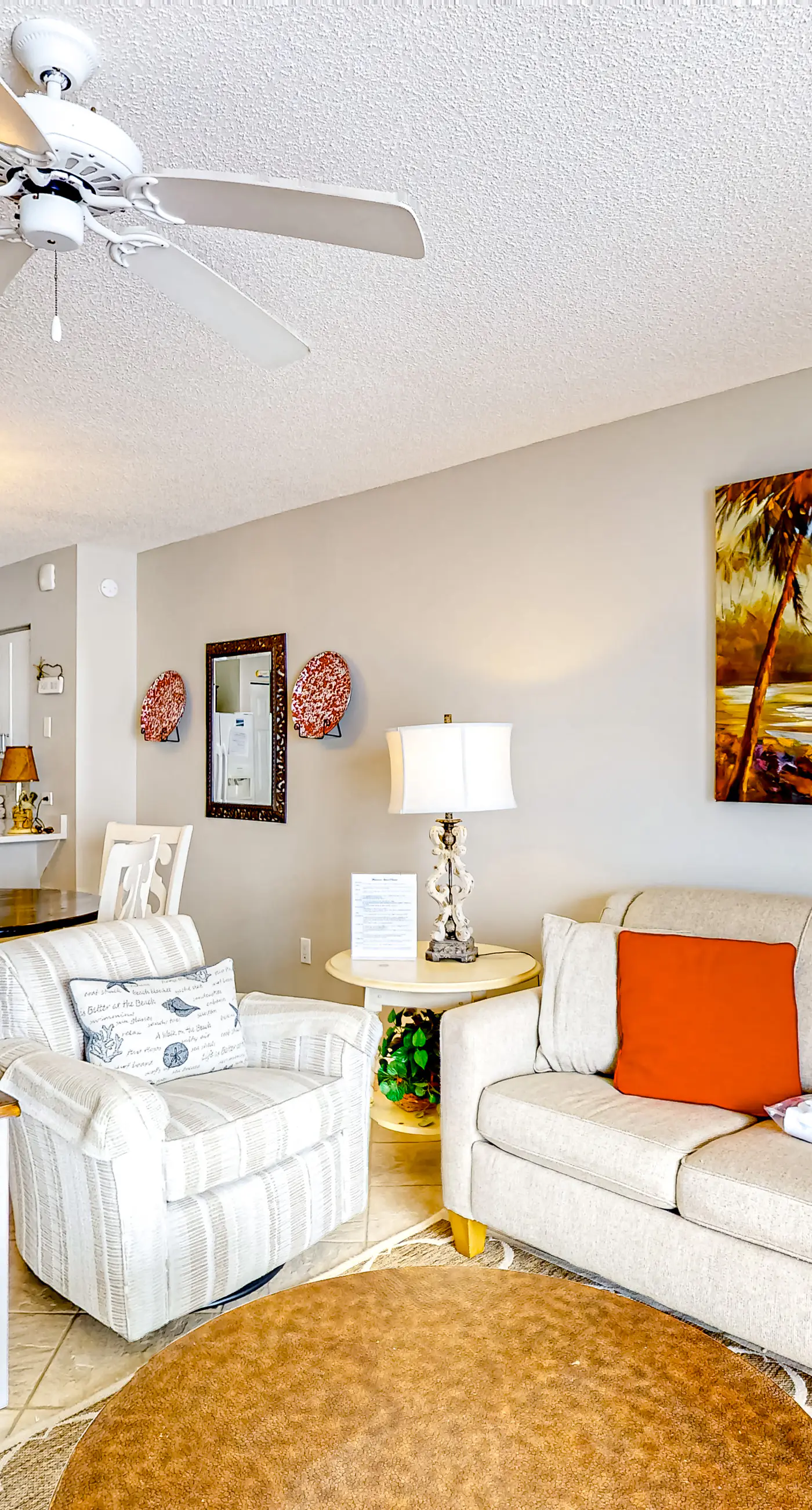 Cozy beachfront condo with beach service, pool & hot tub, near shopping & dining