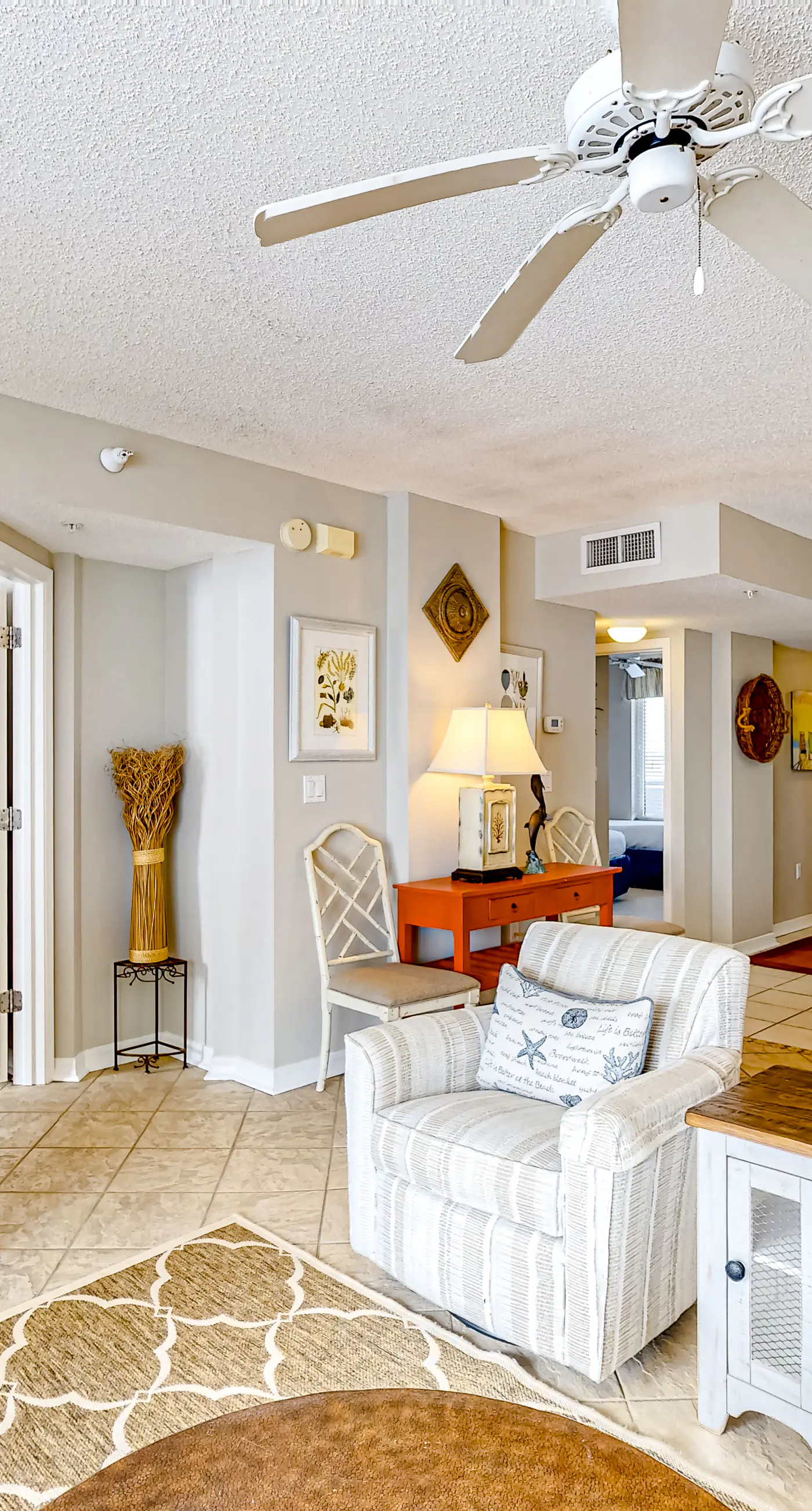 Cozy beachfront condo with beach service, pool & hot tub, near shopping & dining