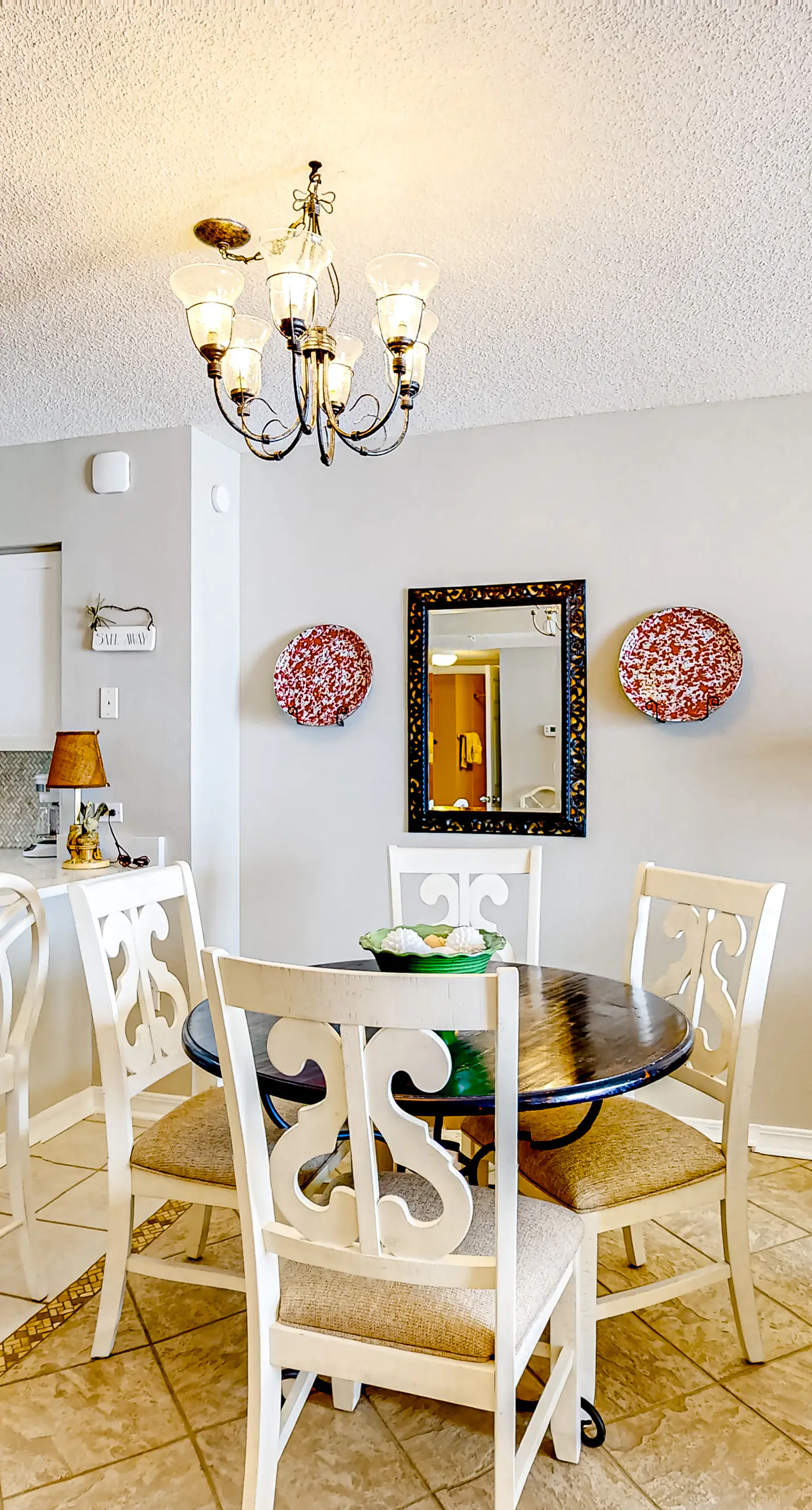 Cozy beachfront condo with beach service, pool & hot tub, near shopping & dining