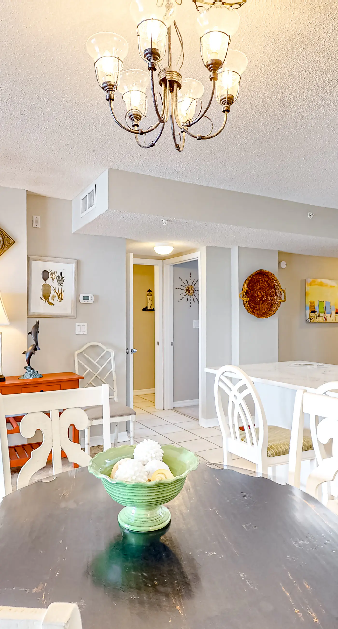 Cozy beachfront condo with beach service, pool & hot tub, near shopping & dining