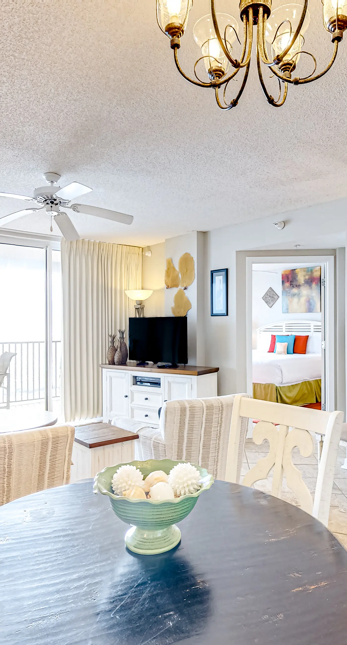 Cozy beachfront condo with beach service, pool & hot tub, near shopping & dining