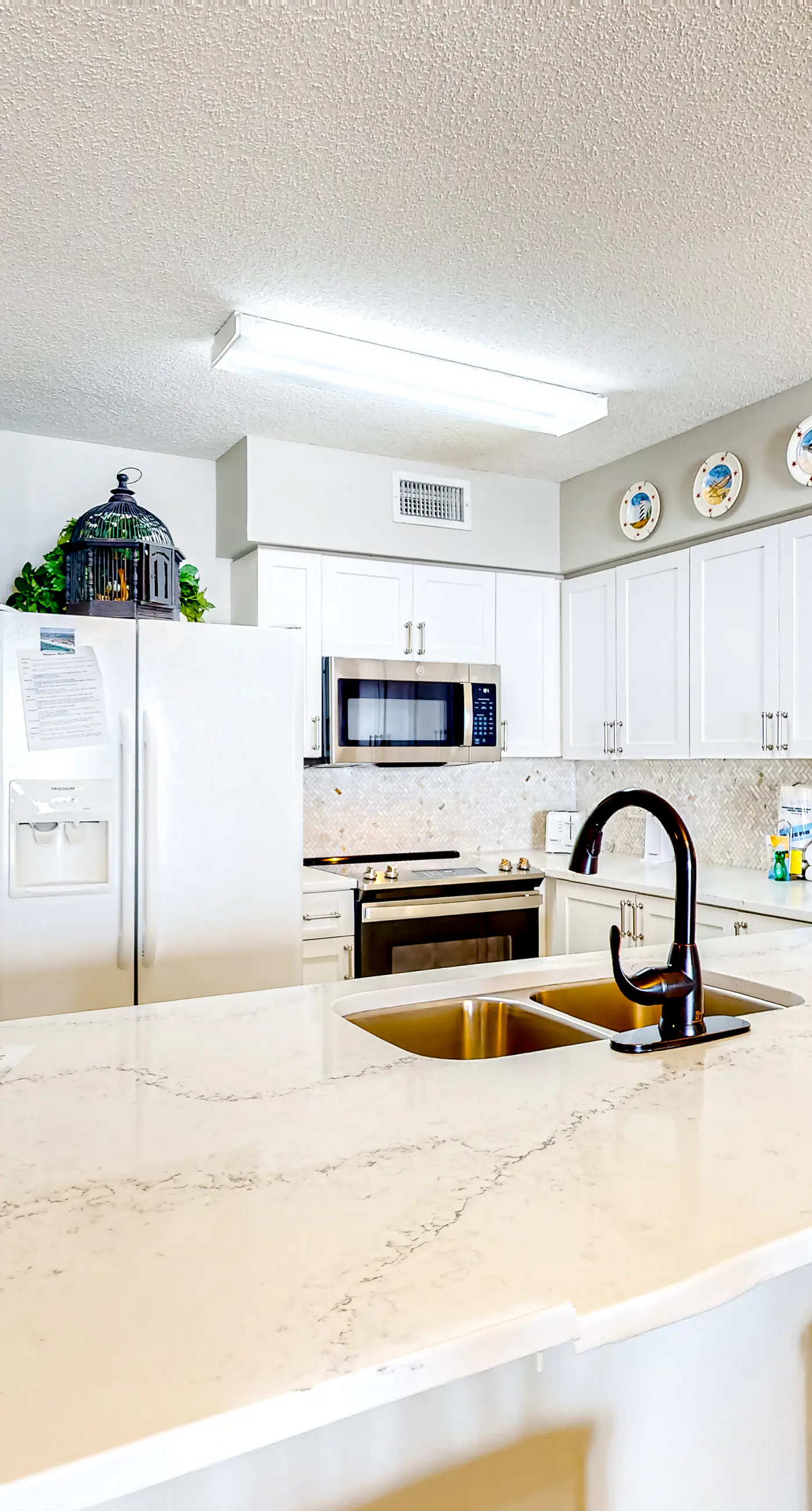 Cozy beachfront condo with beach service, pool & hot tub, near shopping & dining