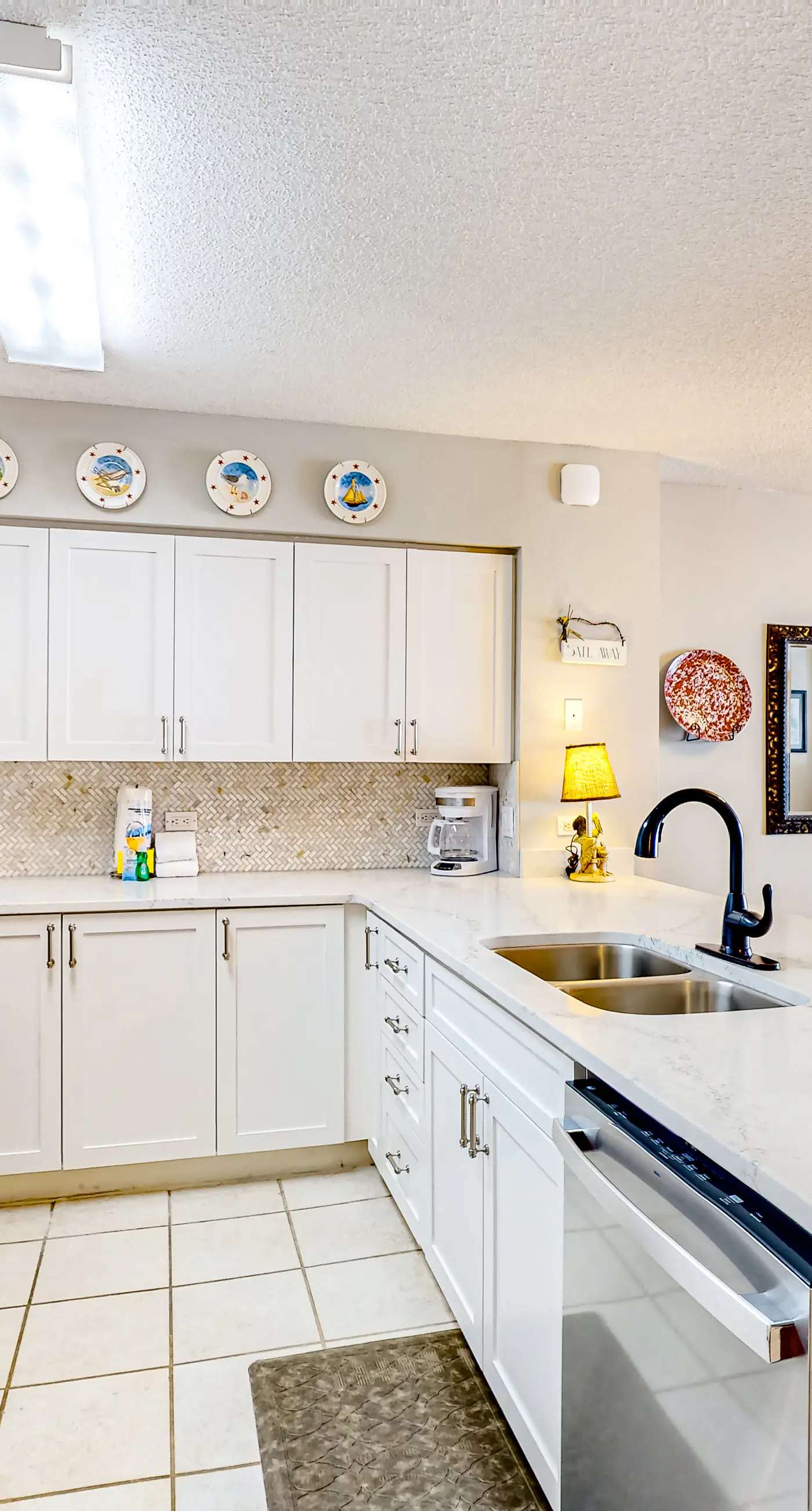 Cozy beachfront condo with beach service, pool & hot tub, near shopping & dining