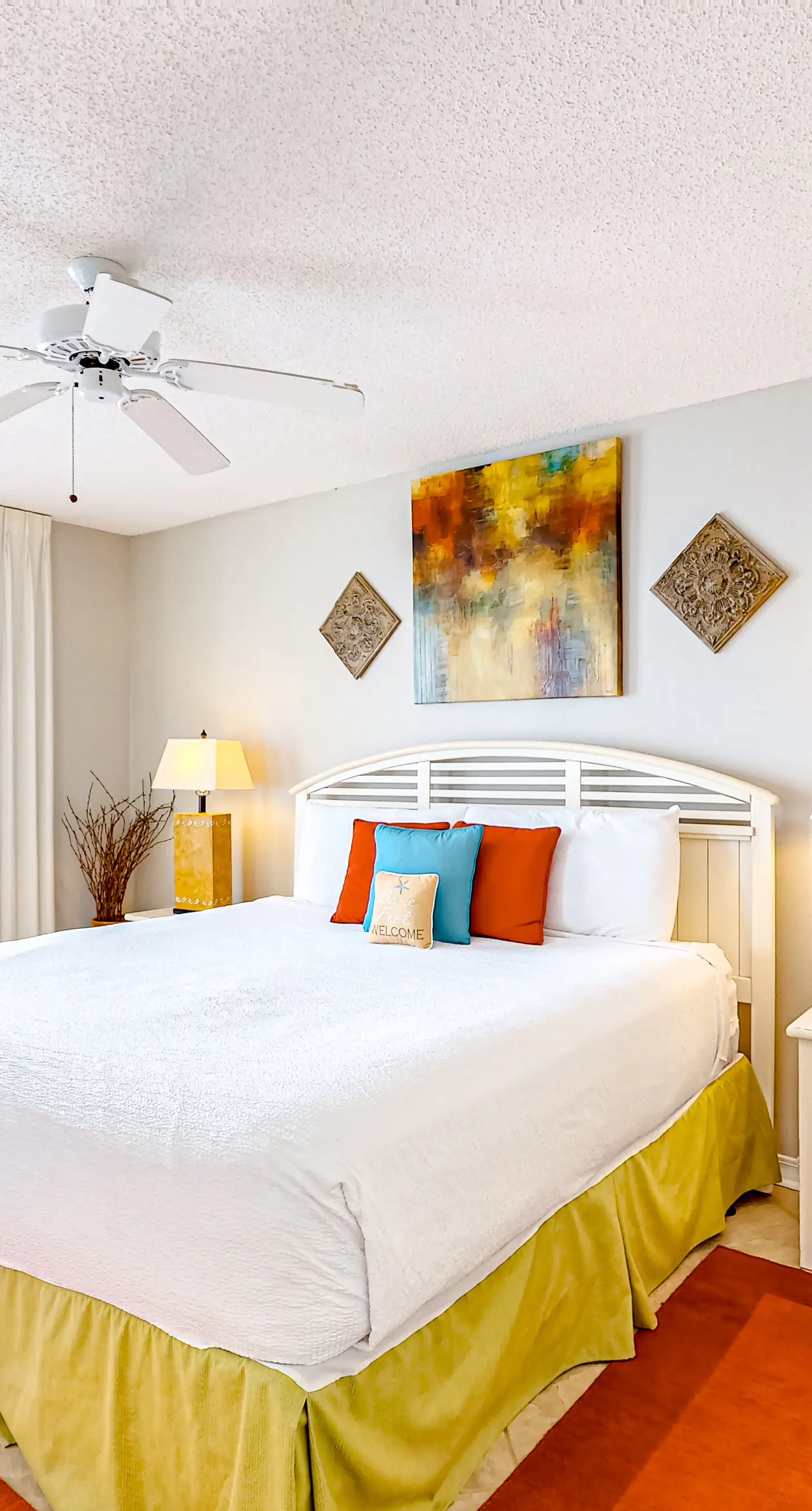 Cozy beachfront condo with beach service, pool & hot tub, near shopping & dining